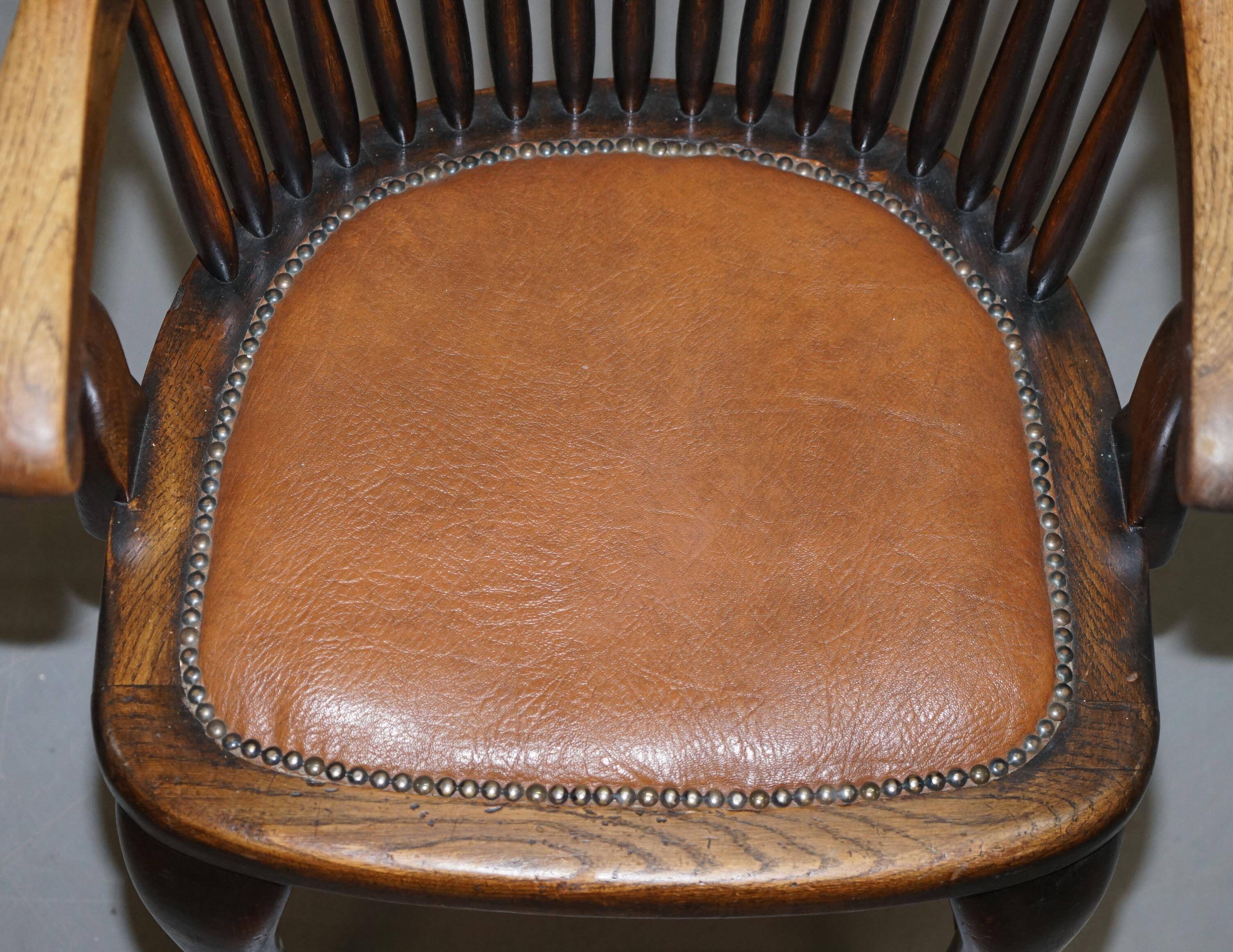 English captain's armchair Ralph Johnson in oak and leather.