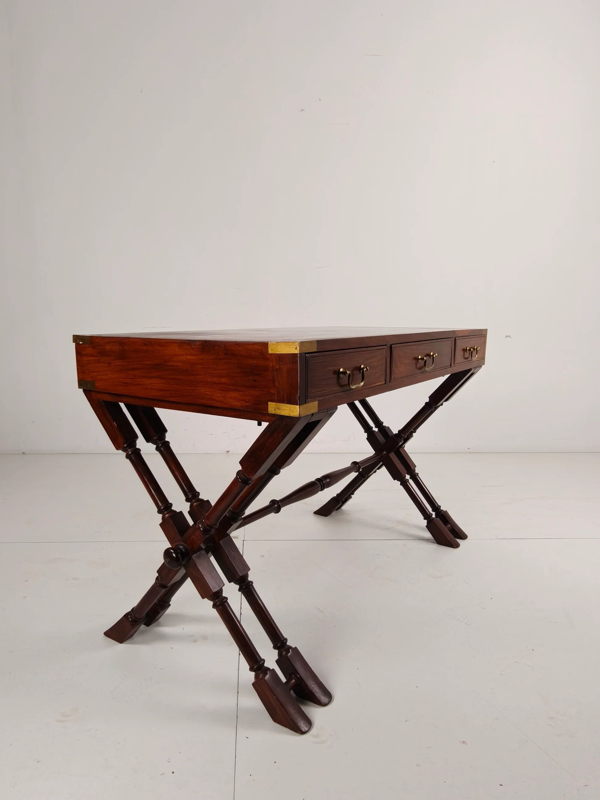 Bureau d'écriture militaire anglo-indien vintage à tréteaux avec incrustations de laiton