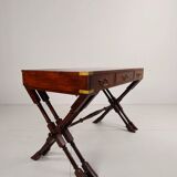 Bureau d'écriture militaire anglo-indien vintage à tréteaux avec incrustations de laiton