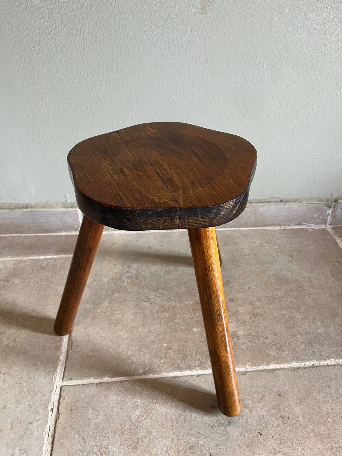 Tabouret tripode 
