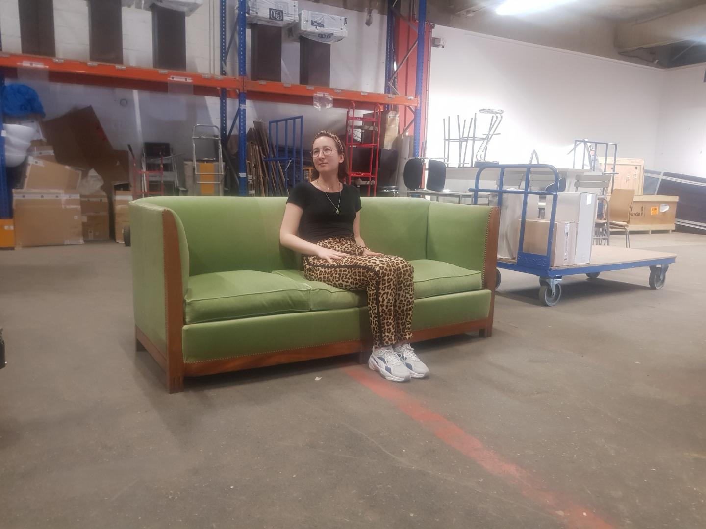 Canapé art déco bois et velours vert amande