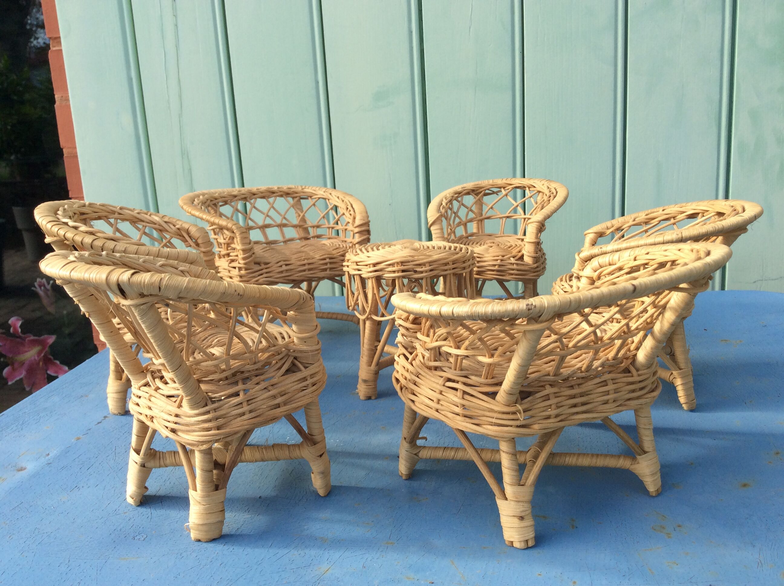 Salon de jardin en osier pour poupée