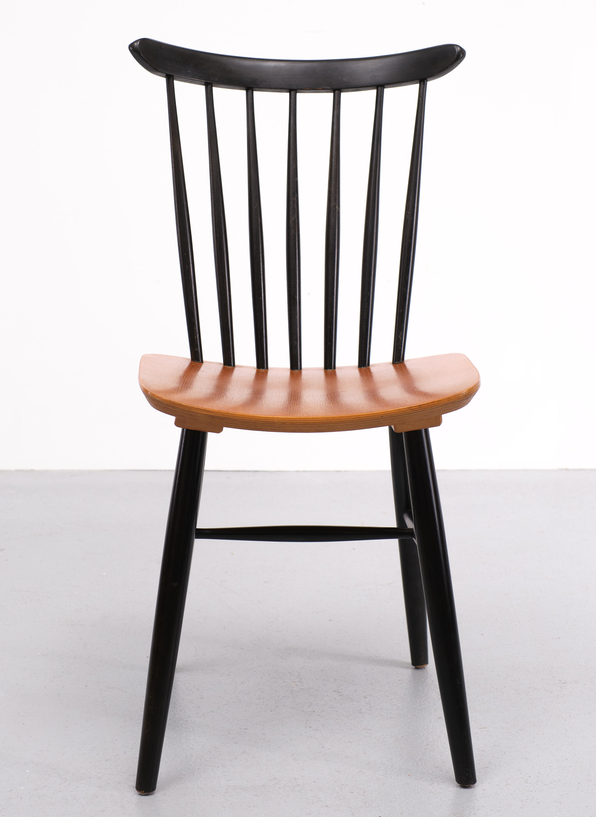 Set off 7 spindle back dining chairs, 1960s