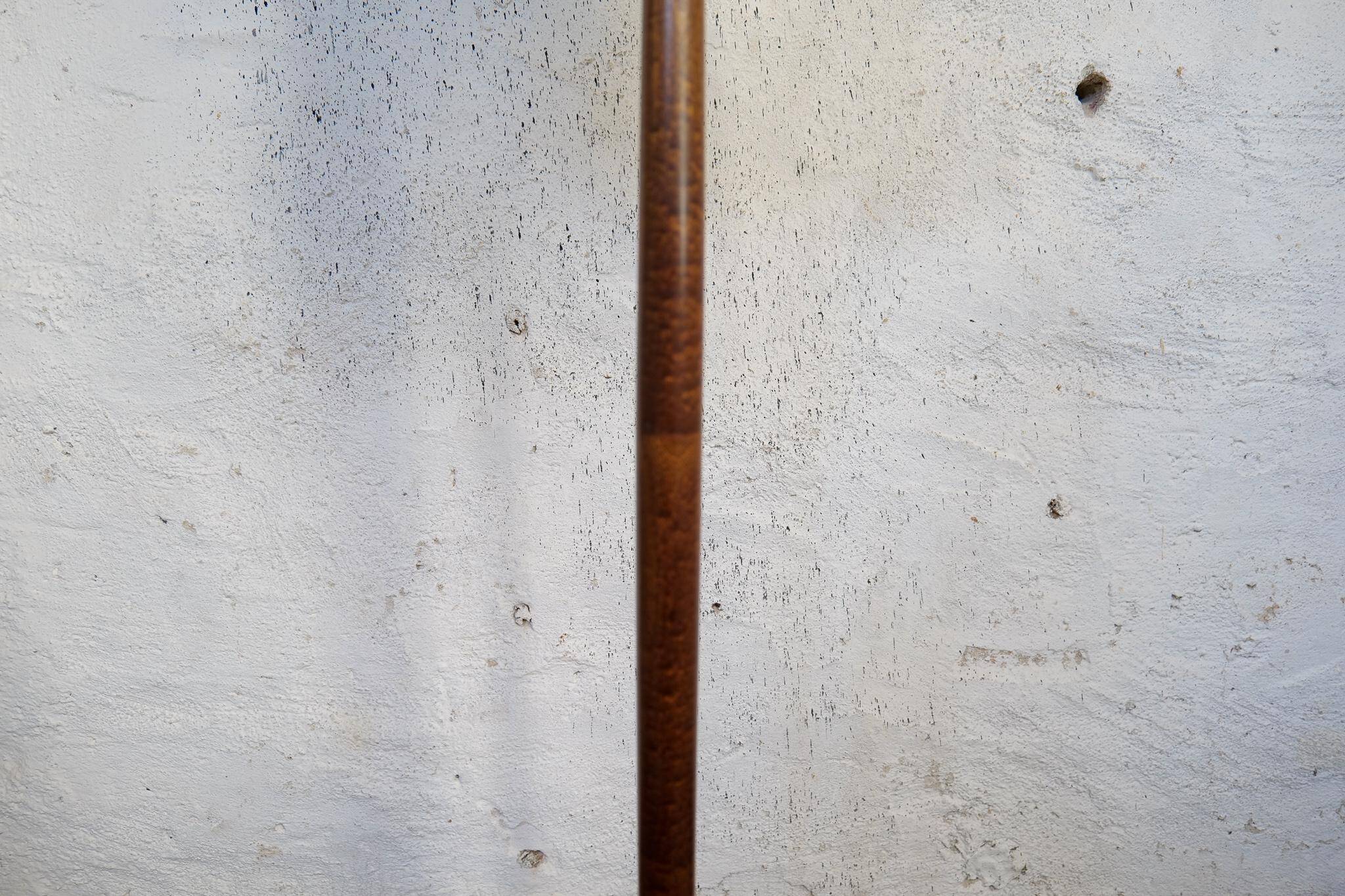 Mid-century floor lamp in brass and polished wood by Böhlmarks, Sweden, 1940s.