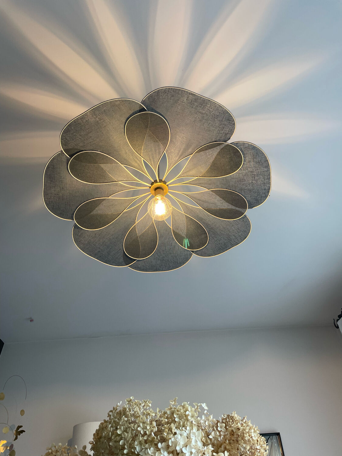 Floral pendant light in linen and rattan