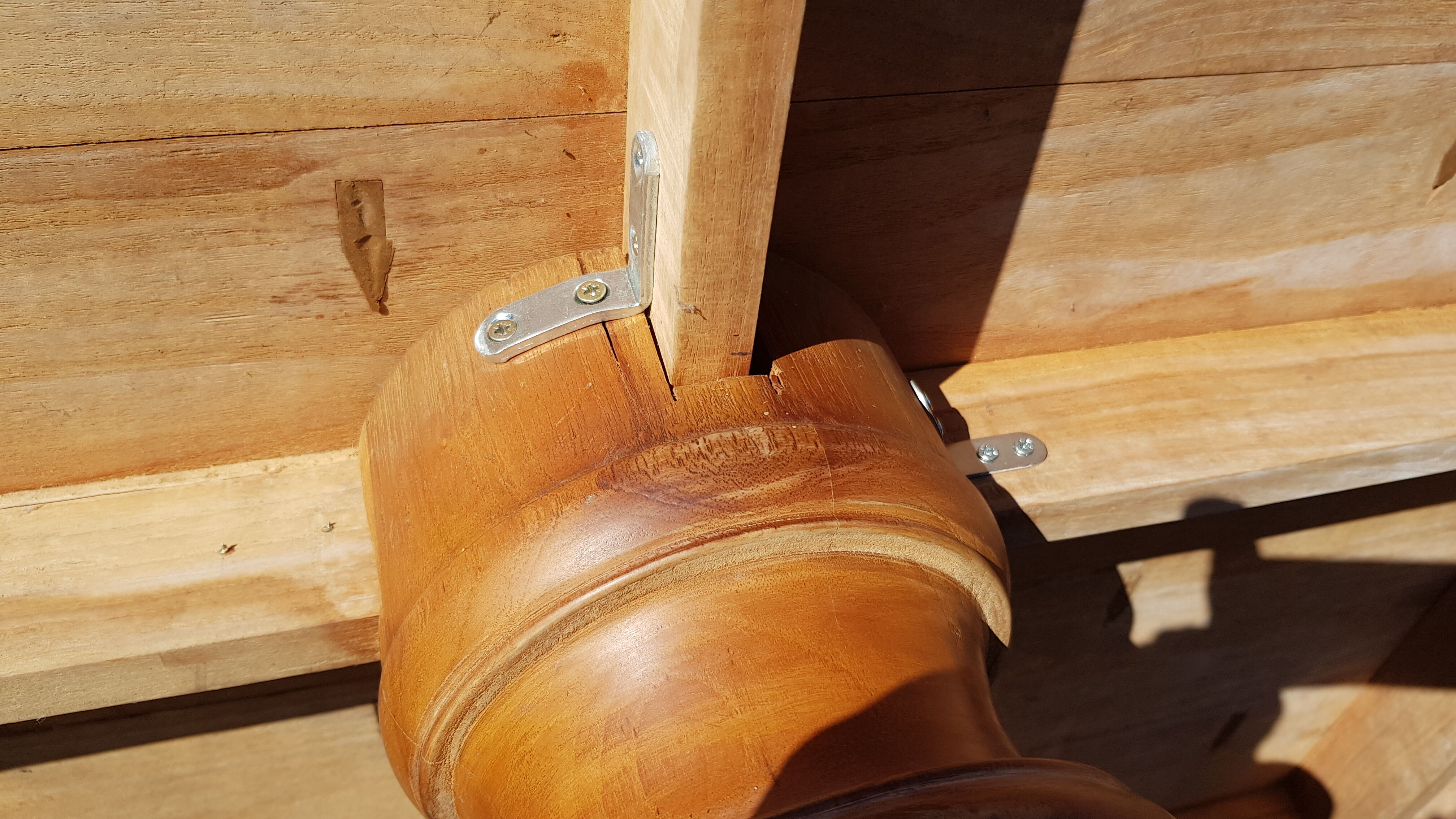 Oval dining table in solid teak