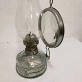 Ancienne lampe à pétrole en verre avec son miroir