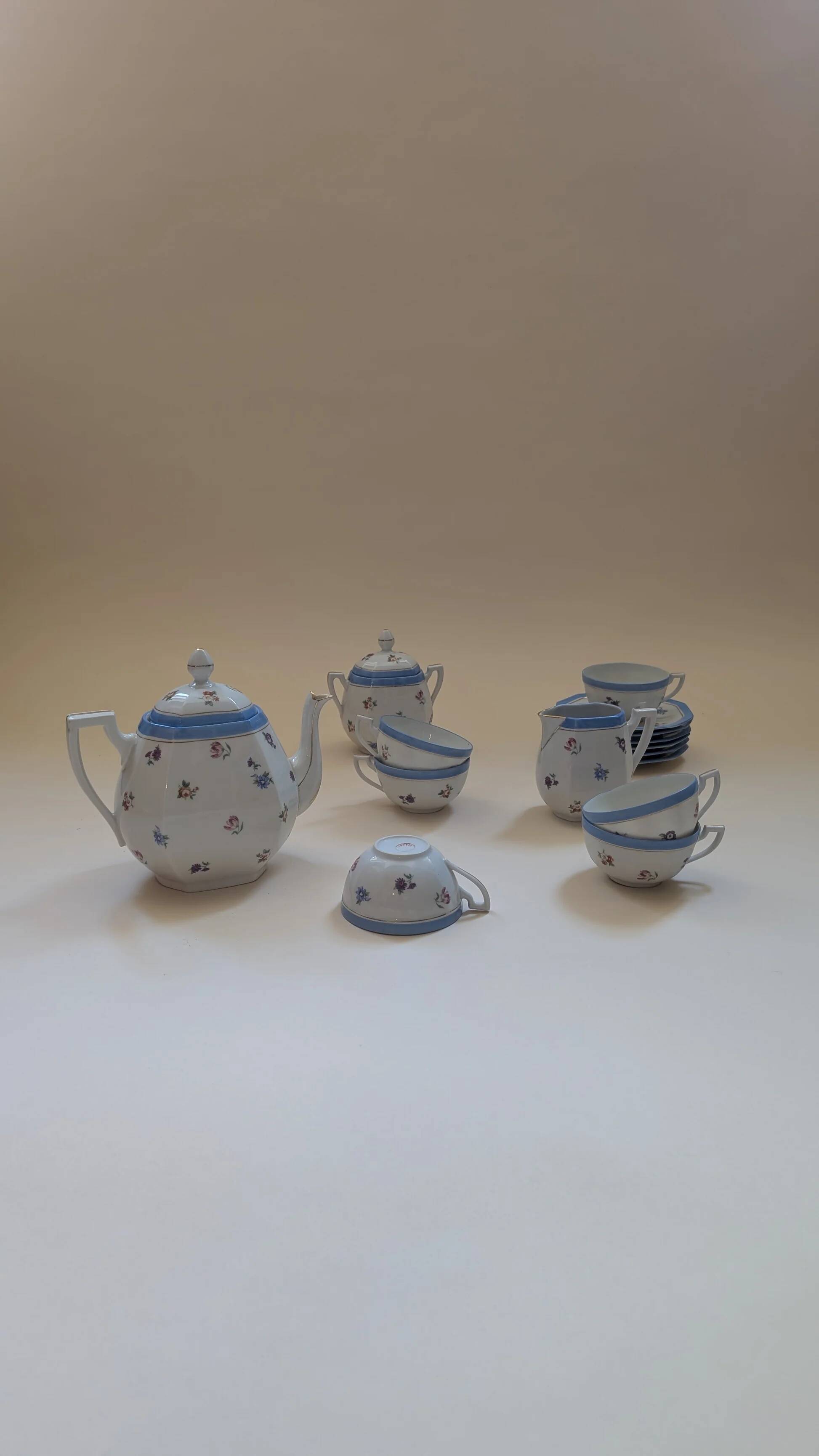 Tea set, 6 cups and 11 bowls
