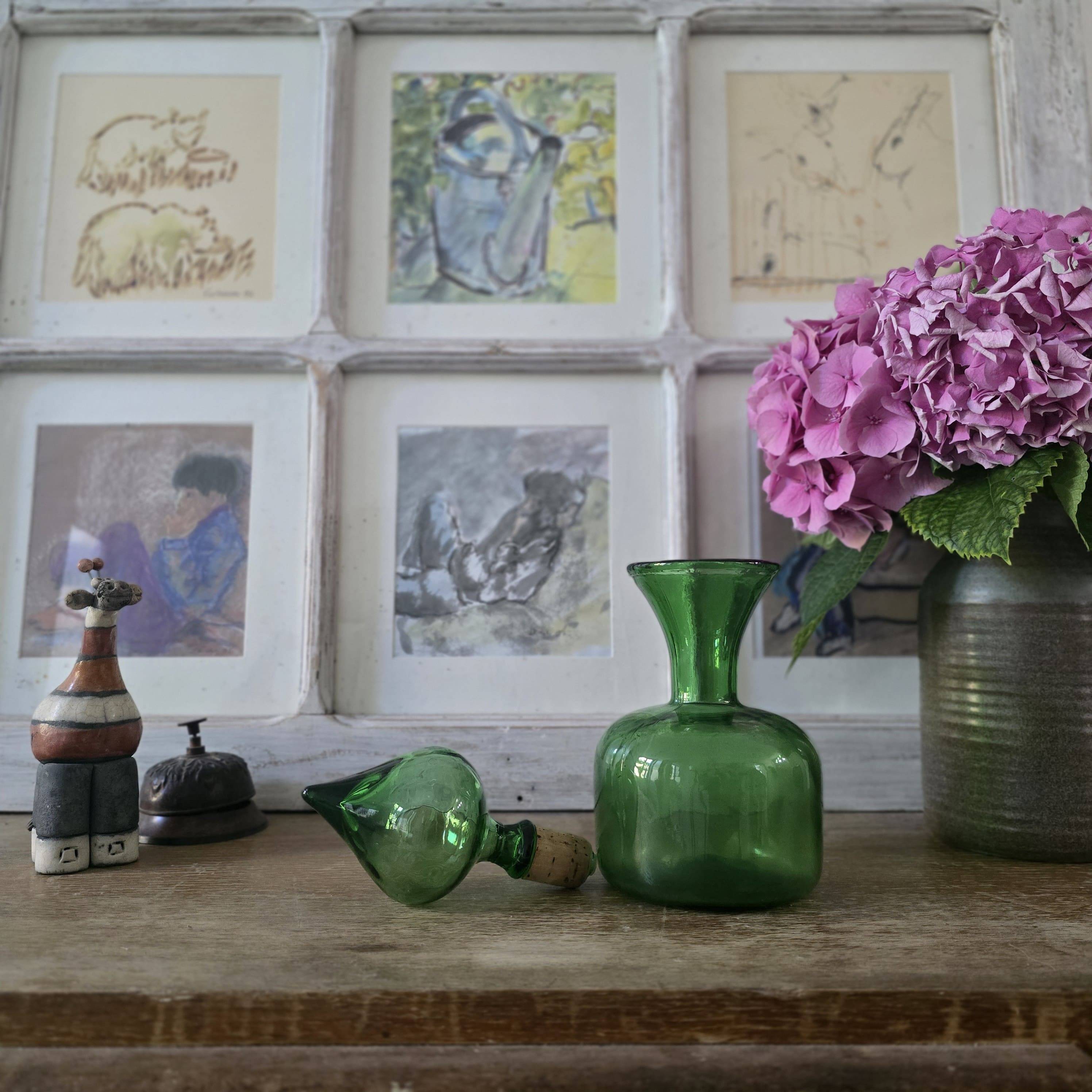 Carafe verte vintage en verre soufflé – Fleur de lys