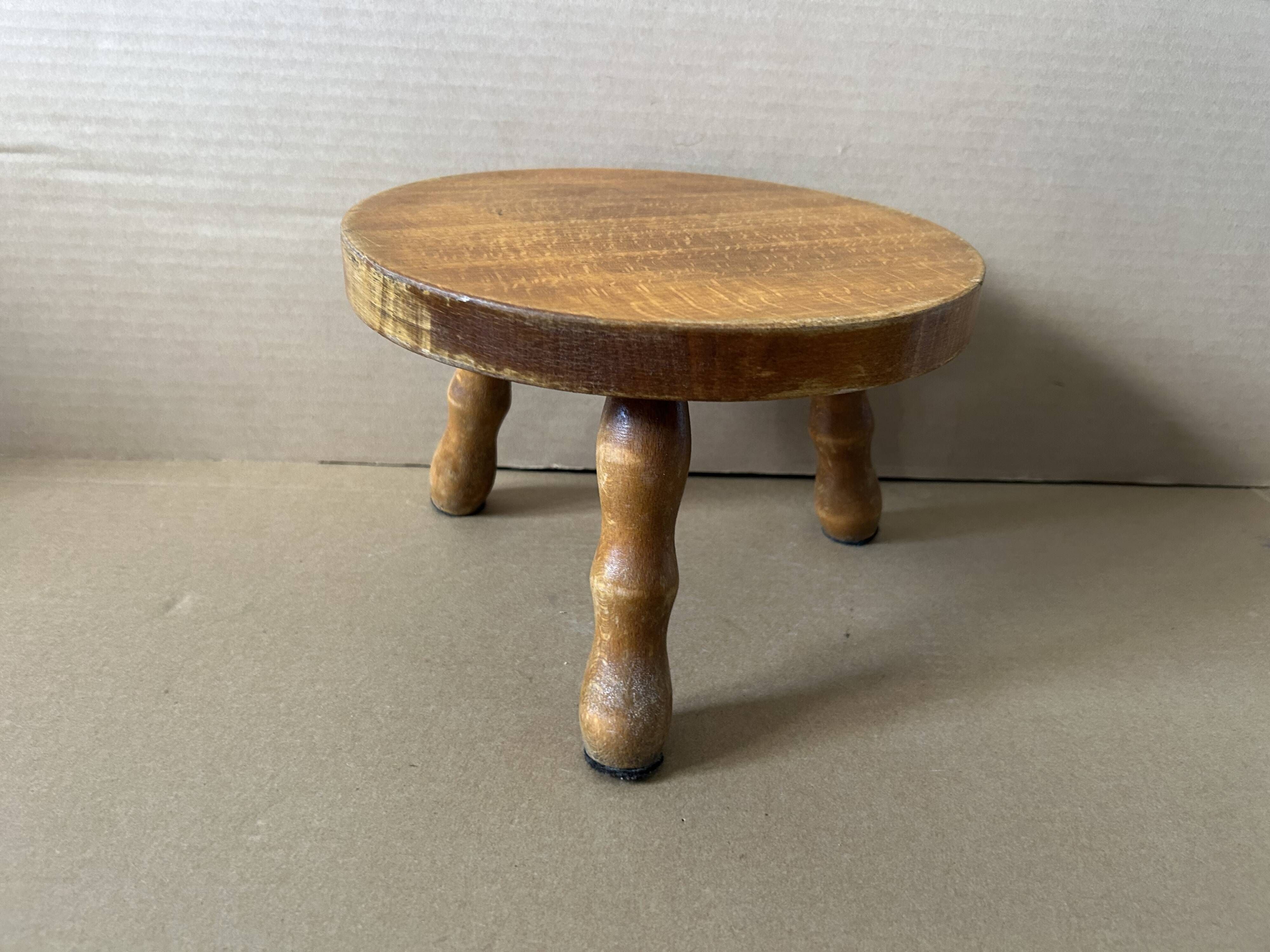 Petit tabouret en bois massif