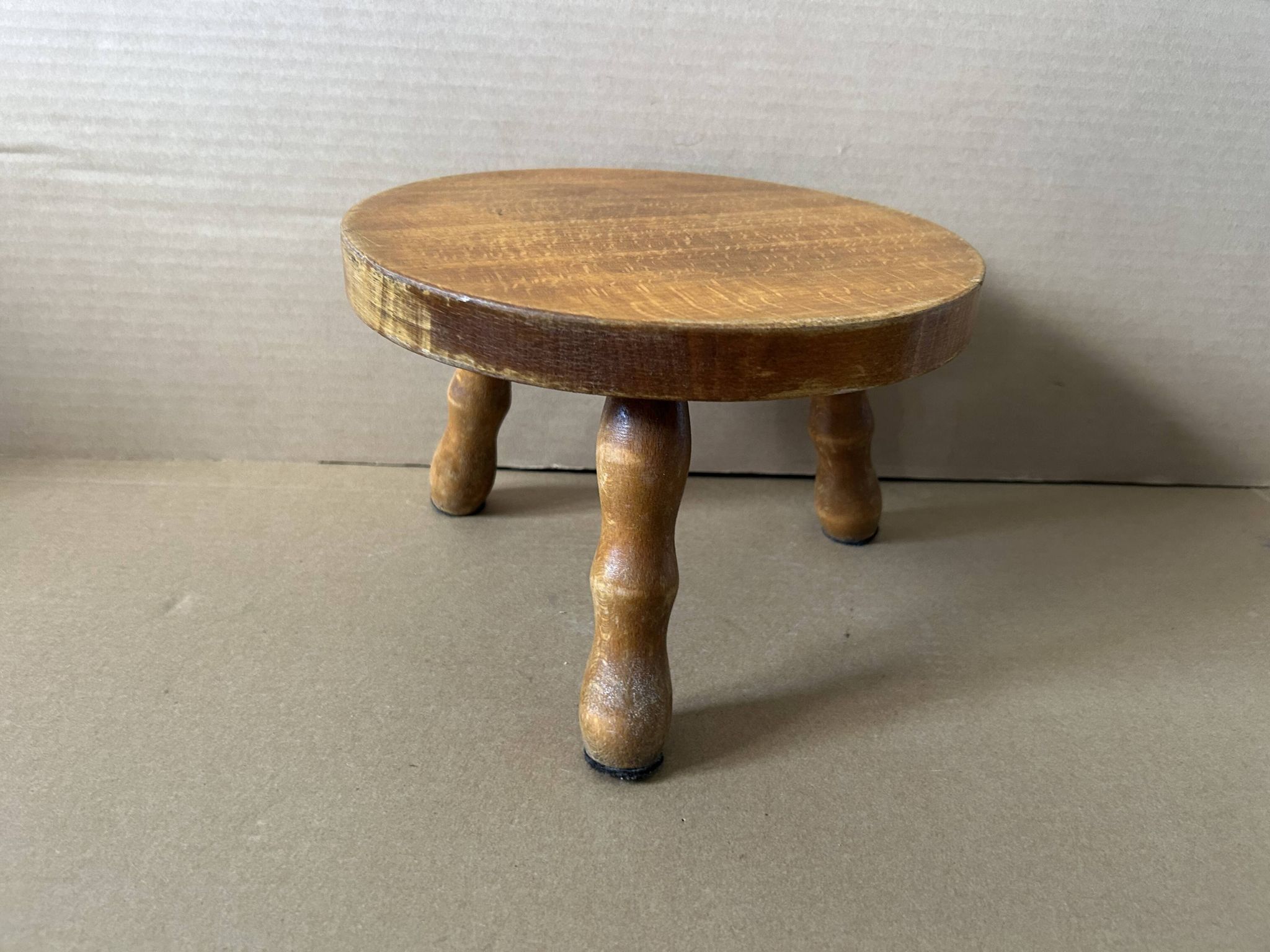 Petit tabouret en bois massif