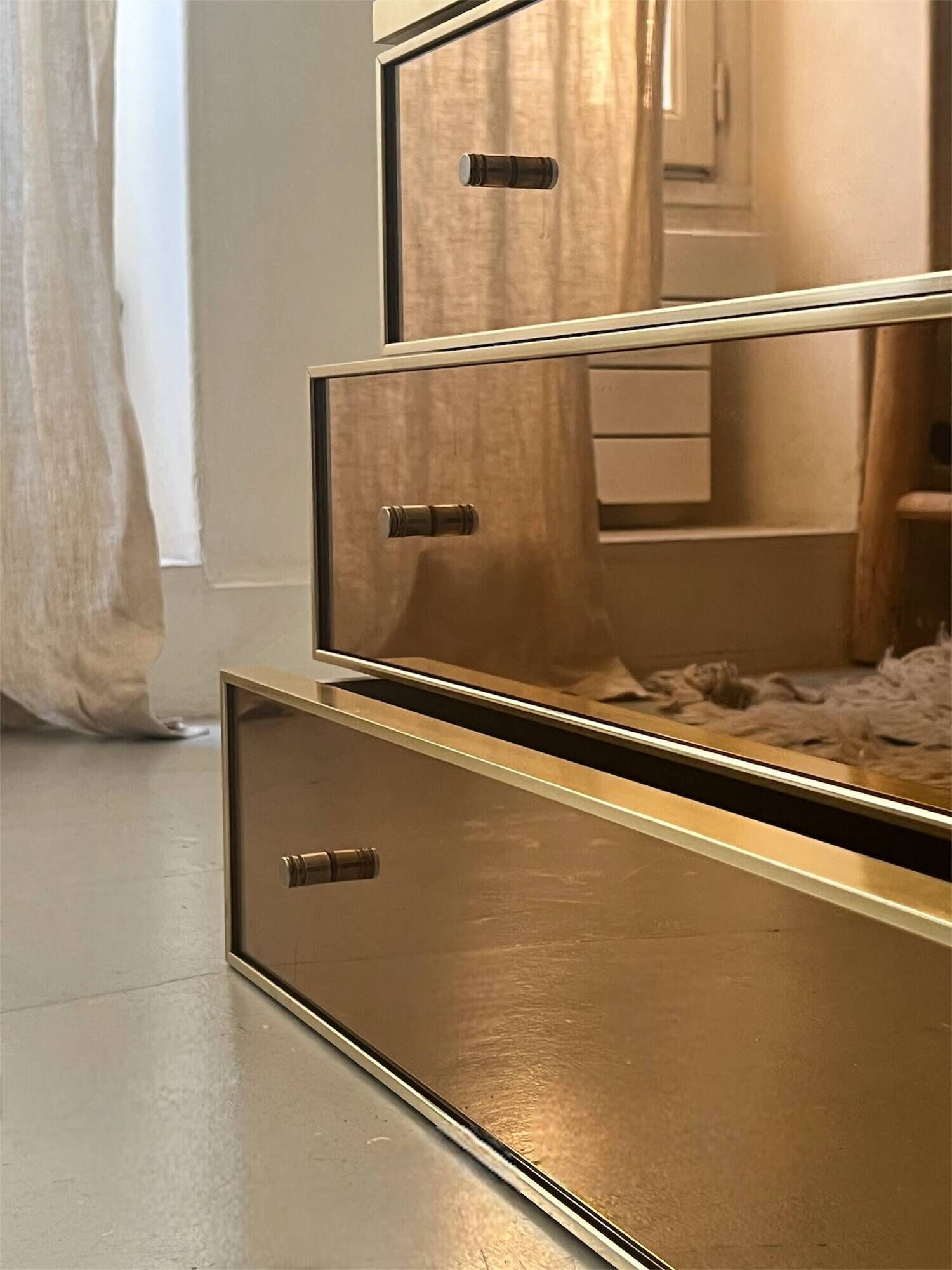 Low ivory lacquered enfilade, smoked mirror & brass JC Mahey, design 1970.