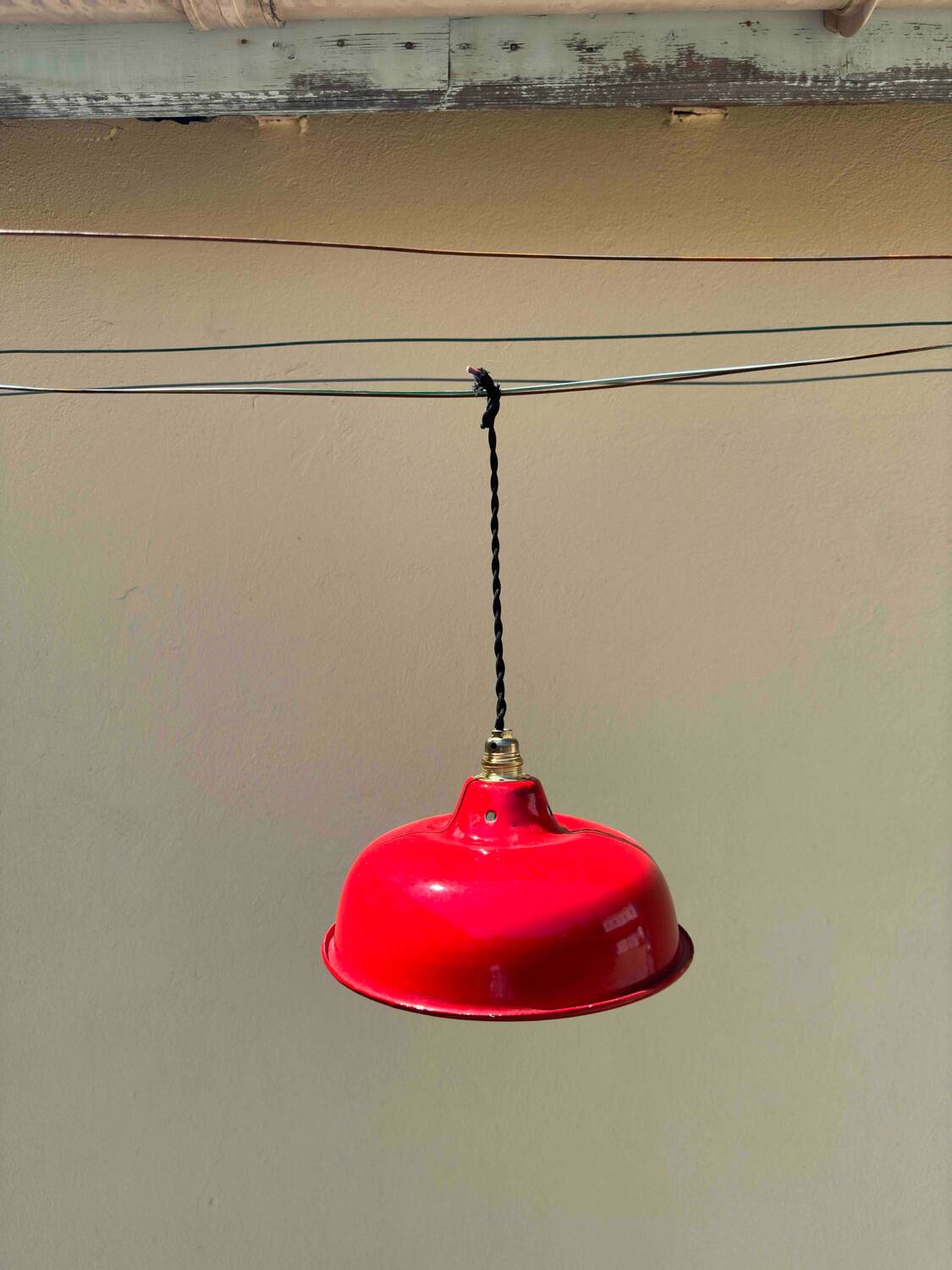 Industrial suspension in enamelled sheet metal, red and white bowl