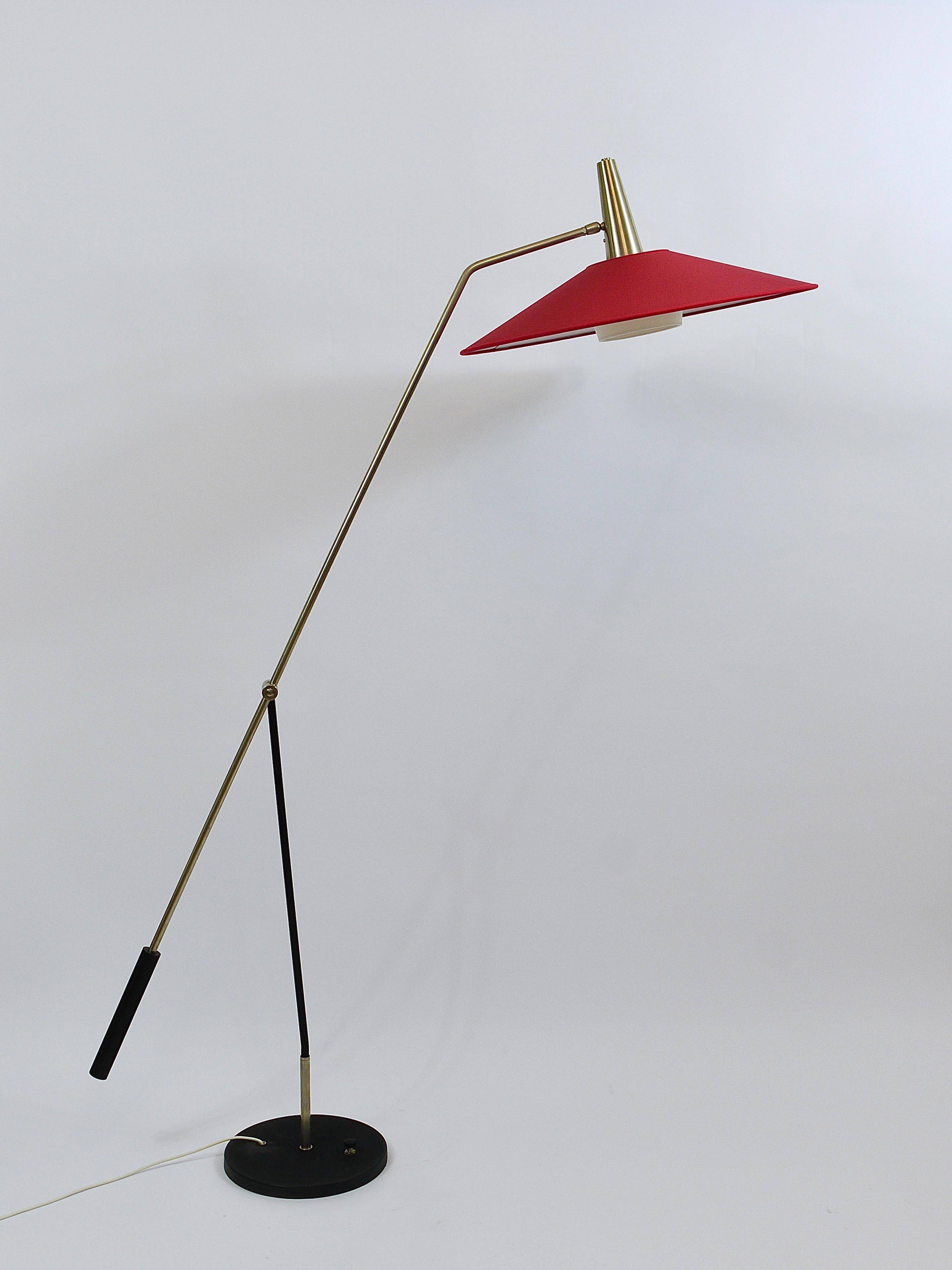 Articulated floor lamp with counterweight mid-century by Rupert Nikoll, nickel, brass.
