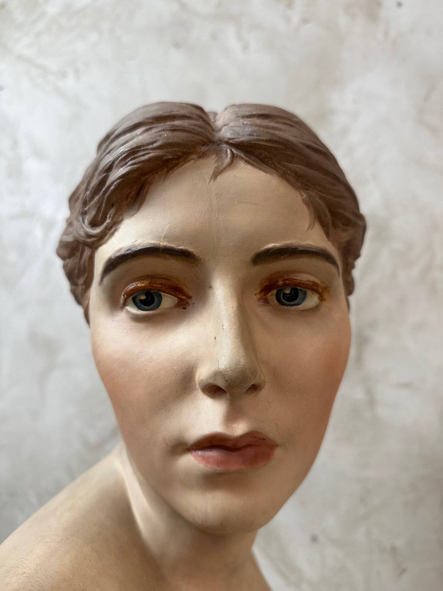 Buste de femme en platre