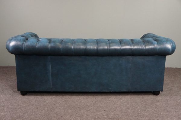 Chesterfield sofa buttoned in blue cowhide, 2.5 seats