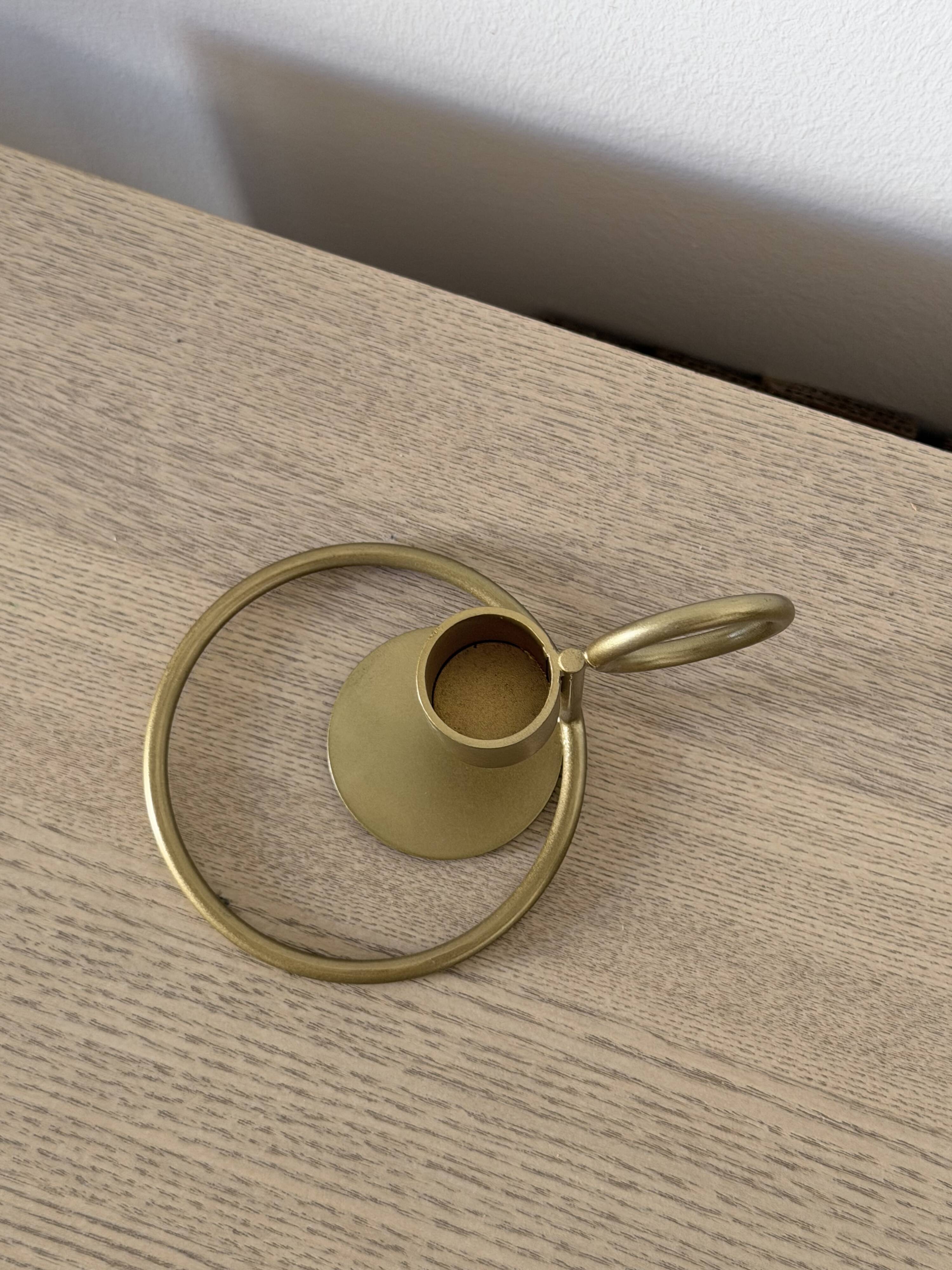 Bougeoir design en métal doré mat