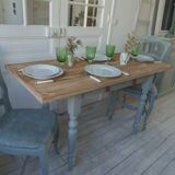 Table de ferme vintage piètement et ceinture réenchantés en vert de gris, plateau bois.