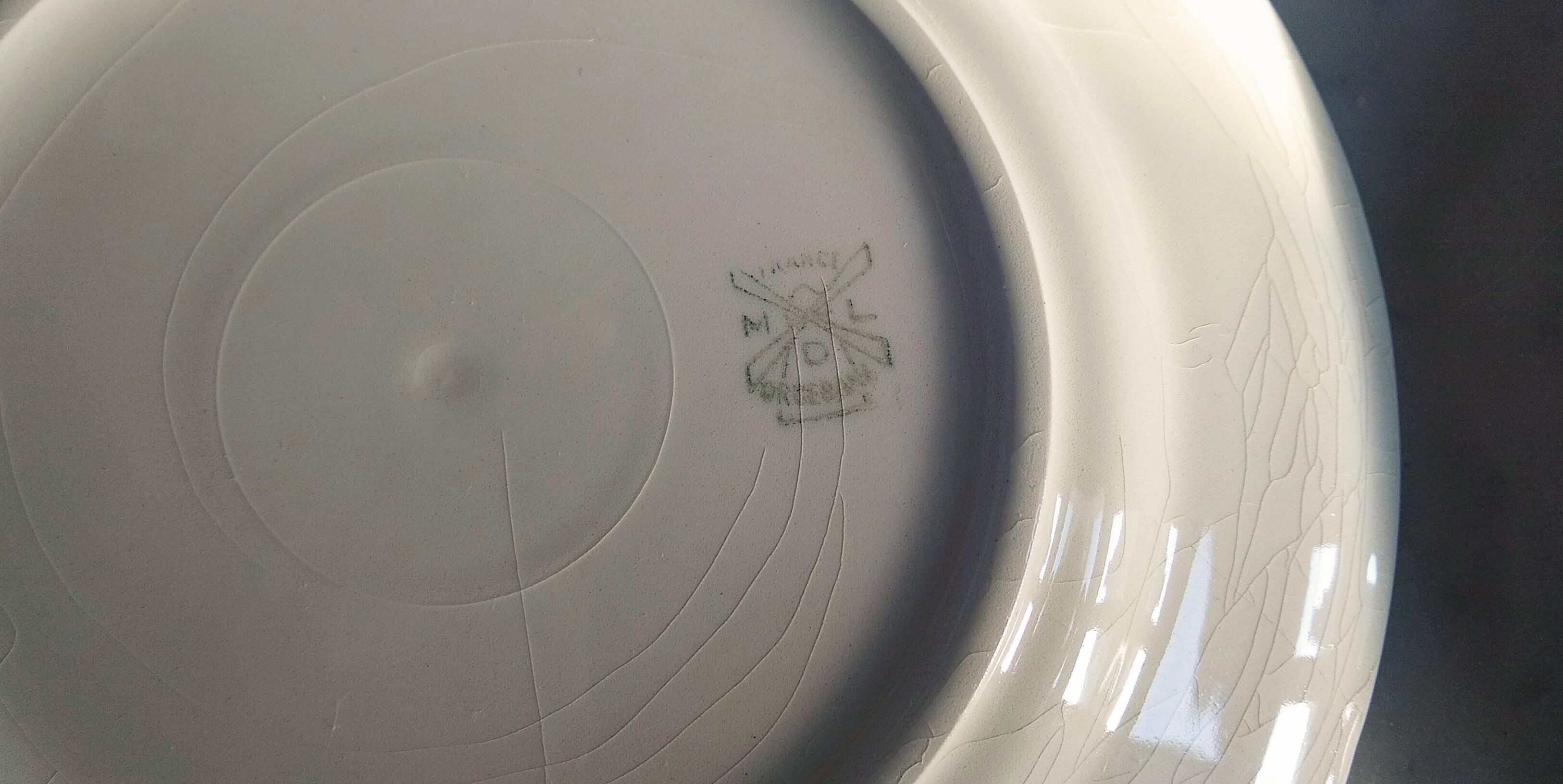 6 flat plates Orchies Moulin des loups jaunes with black edging