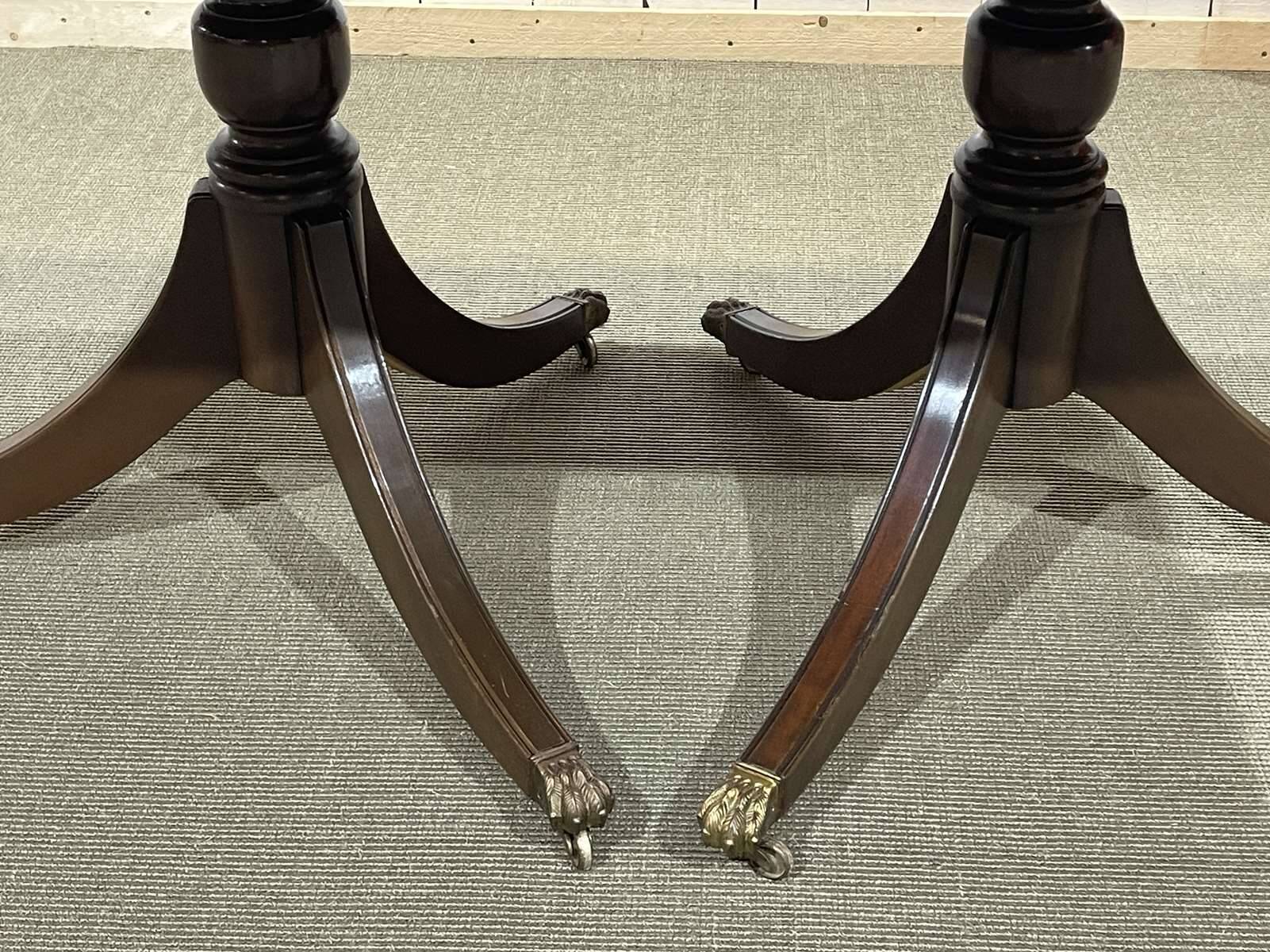 Table anglaise Regency en noyer des années 1950 avec 1 allonge