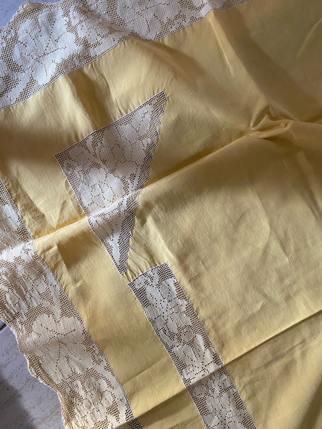 Tablecloth and 12 straw-colored napkins from the 50s.