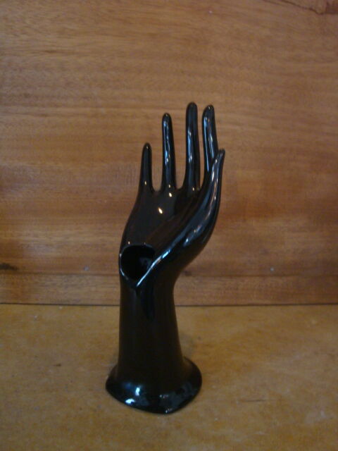 Hand wears jewelry / soliflore