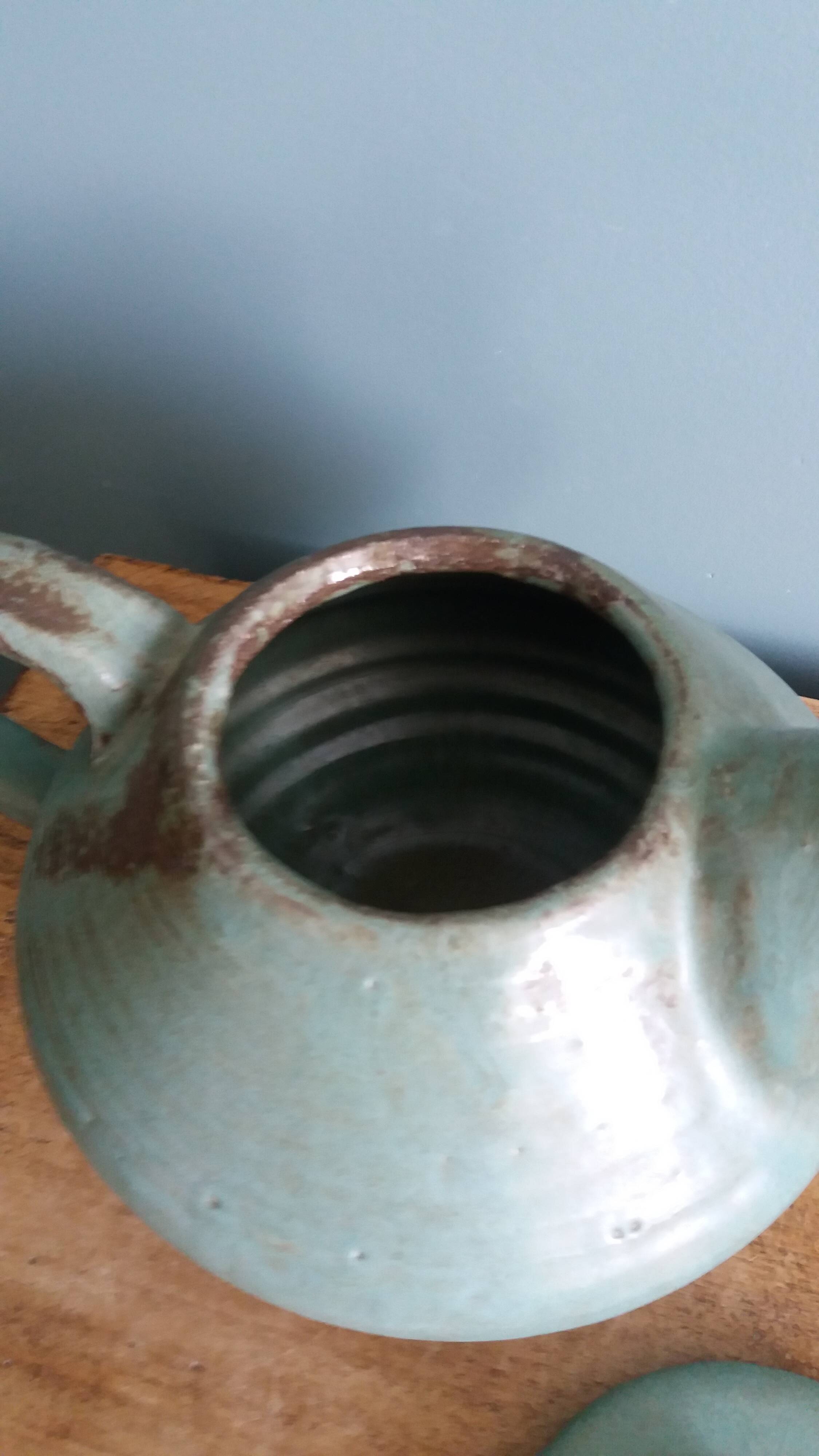Théière artisanale en grès chamotté émaillé vert de gris signée