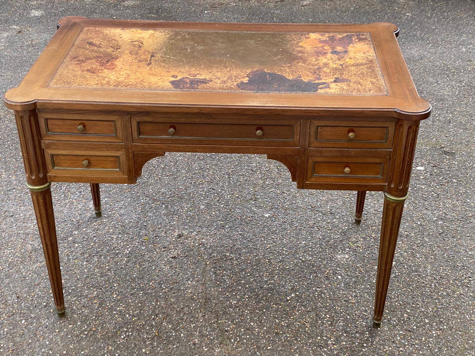 Louis XVI desk in solid wood and leather from the 20th century.