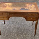 Louis XVI desk in solid wood and leather from the 20th century.