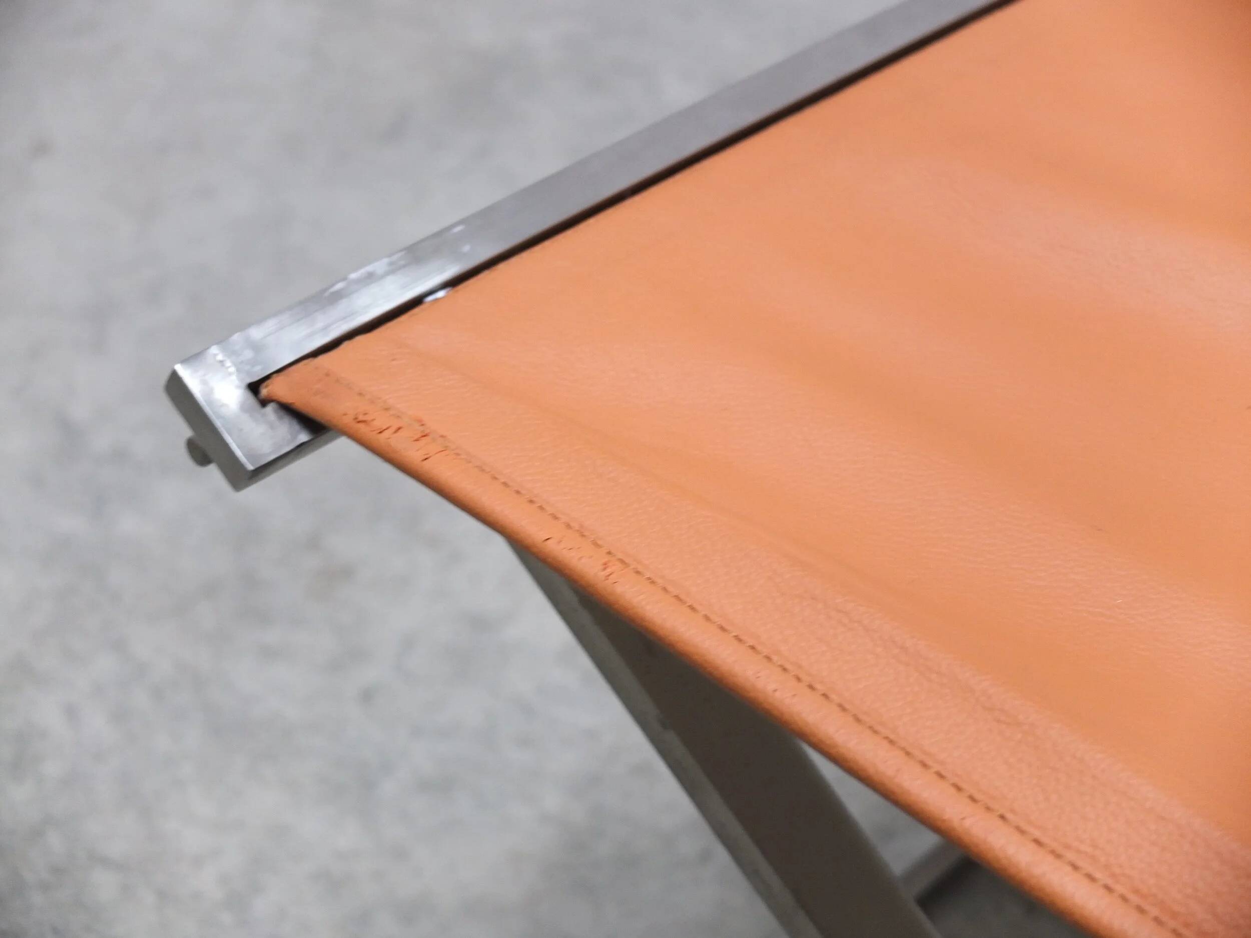 Tabouret pliant en cuir cognac et acier par Michael Christensen, années 1960.