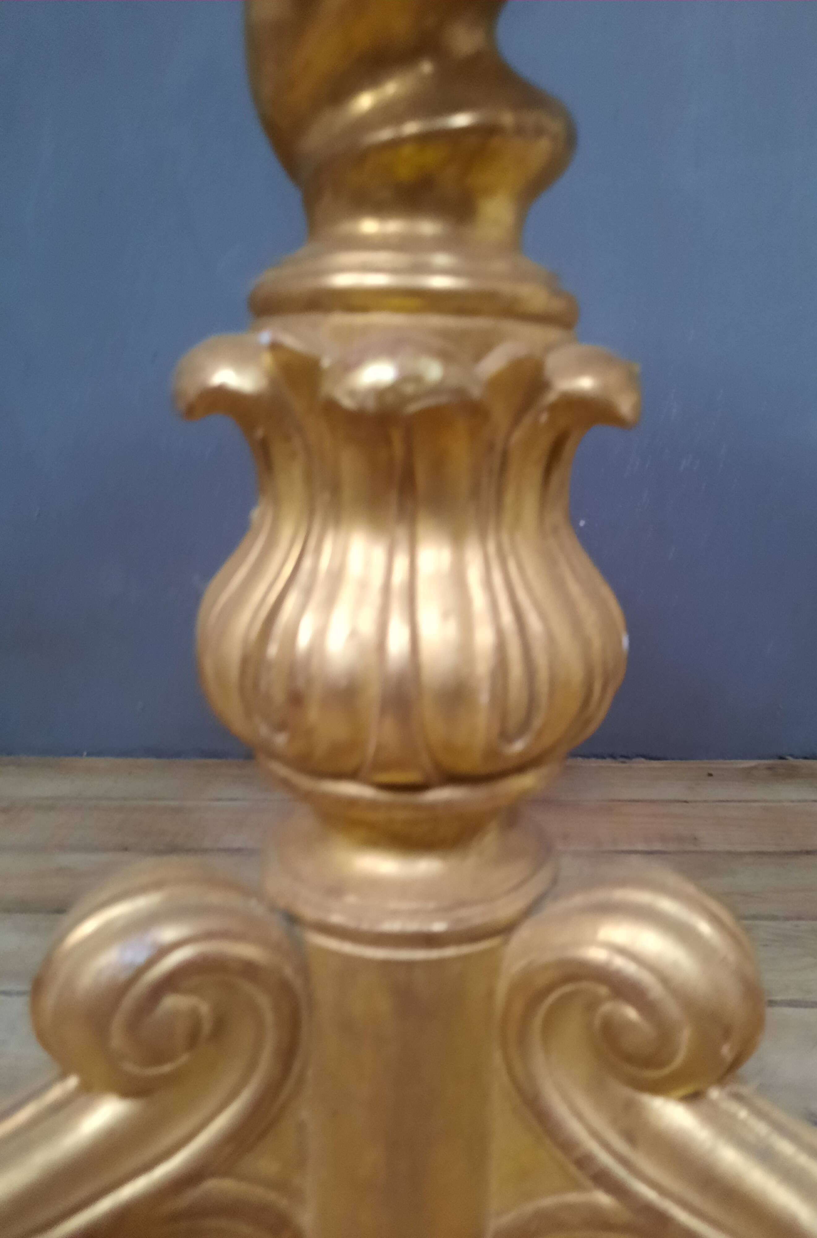 Gilded wooden pedestal table