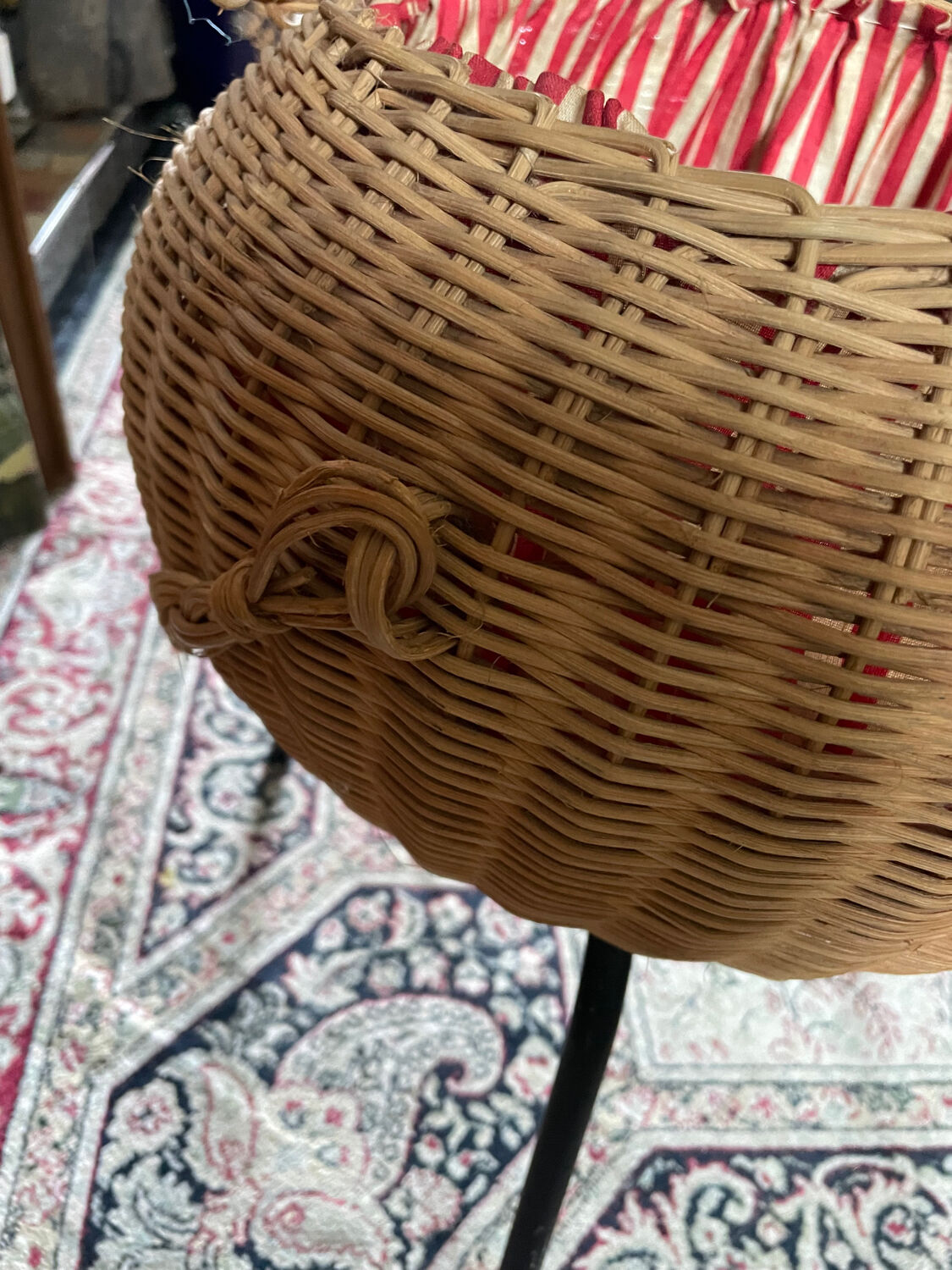 Wicker basket on foot fabric inner covering