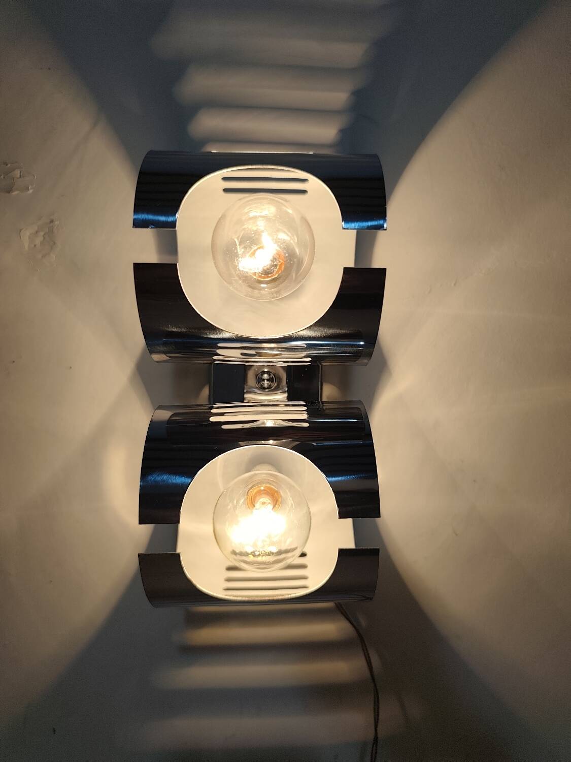 Aplique de pared metálico "Space Age". España, 1970s.