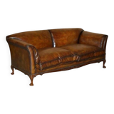 Chesterfield leather canapé with claw and ball feet by Howard & Son, Victorian era.