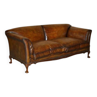 Chesterfield leather canapé with claw and ball feet by Howard & Son, Victorian era.
