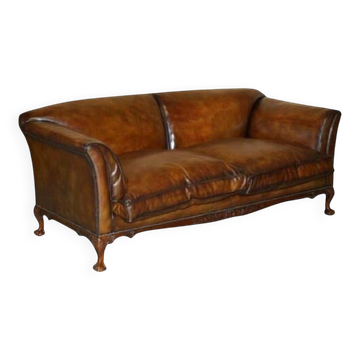 Chesterfield leather canapé with claw and ball feet by Howard & Son, Victorian era.