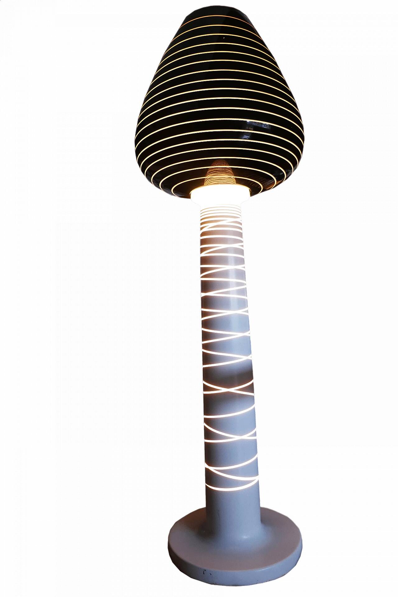 Lampada da terra Ladymary di Marc Sadler per Serralunga, inizio XXI secolo