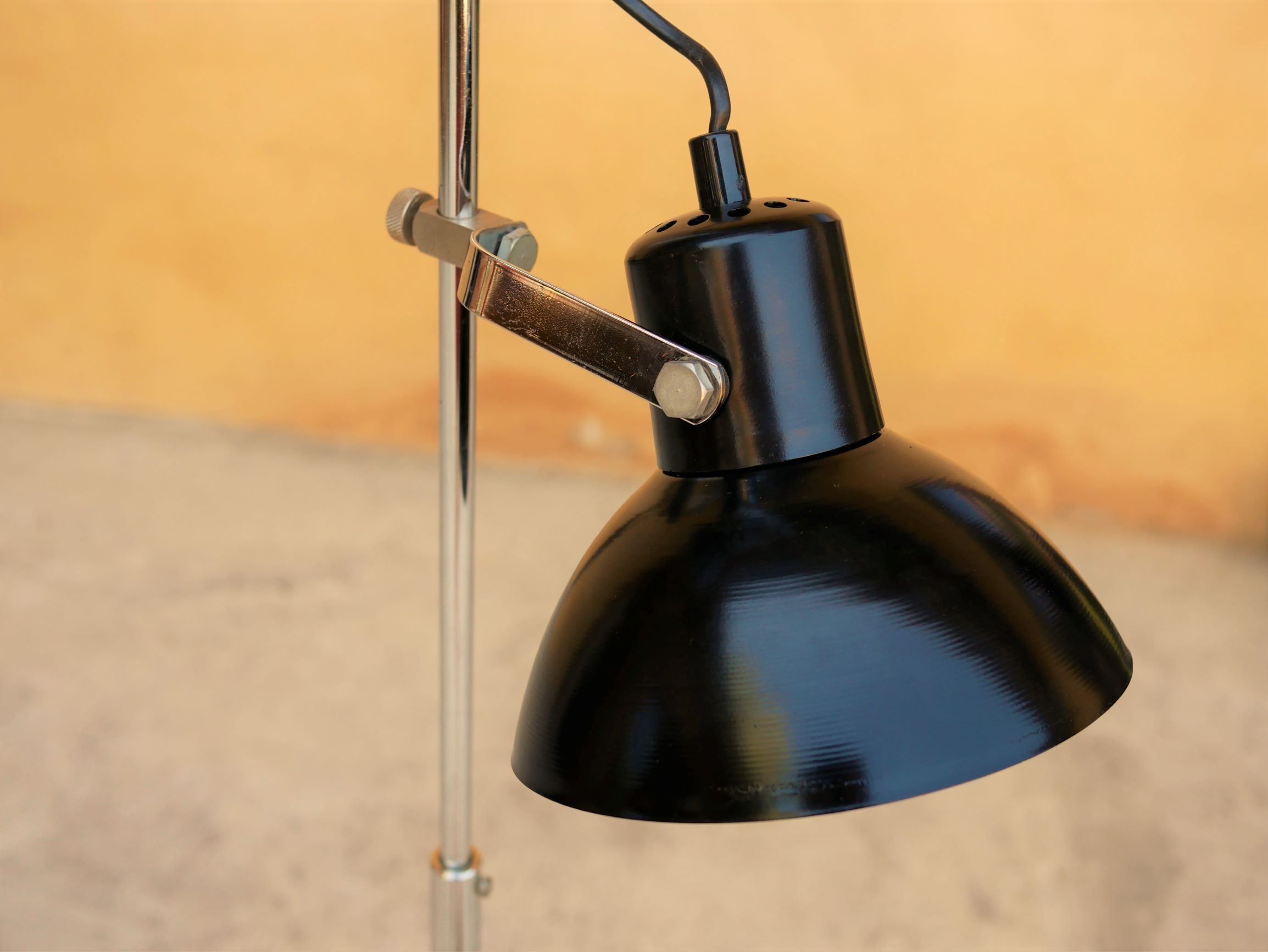 Lampadaire en métal noir avec 2 spots