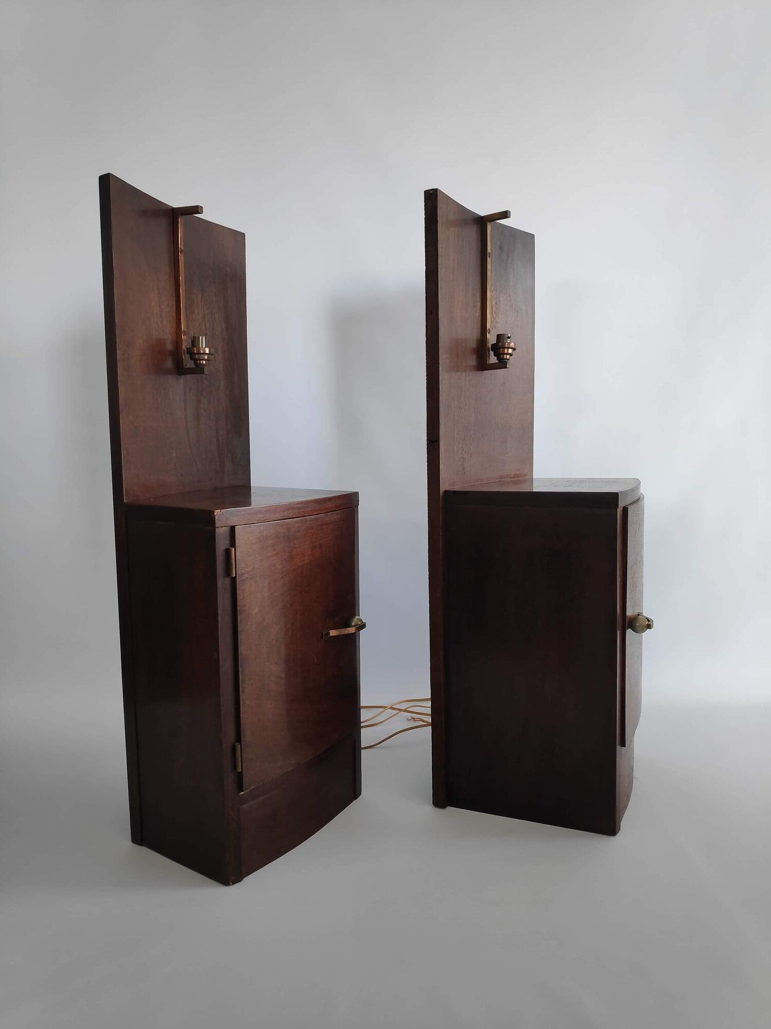 Paire de tables de chevets Art Déco éclairées en bois et laiton