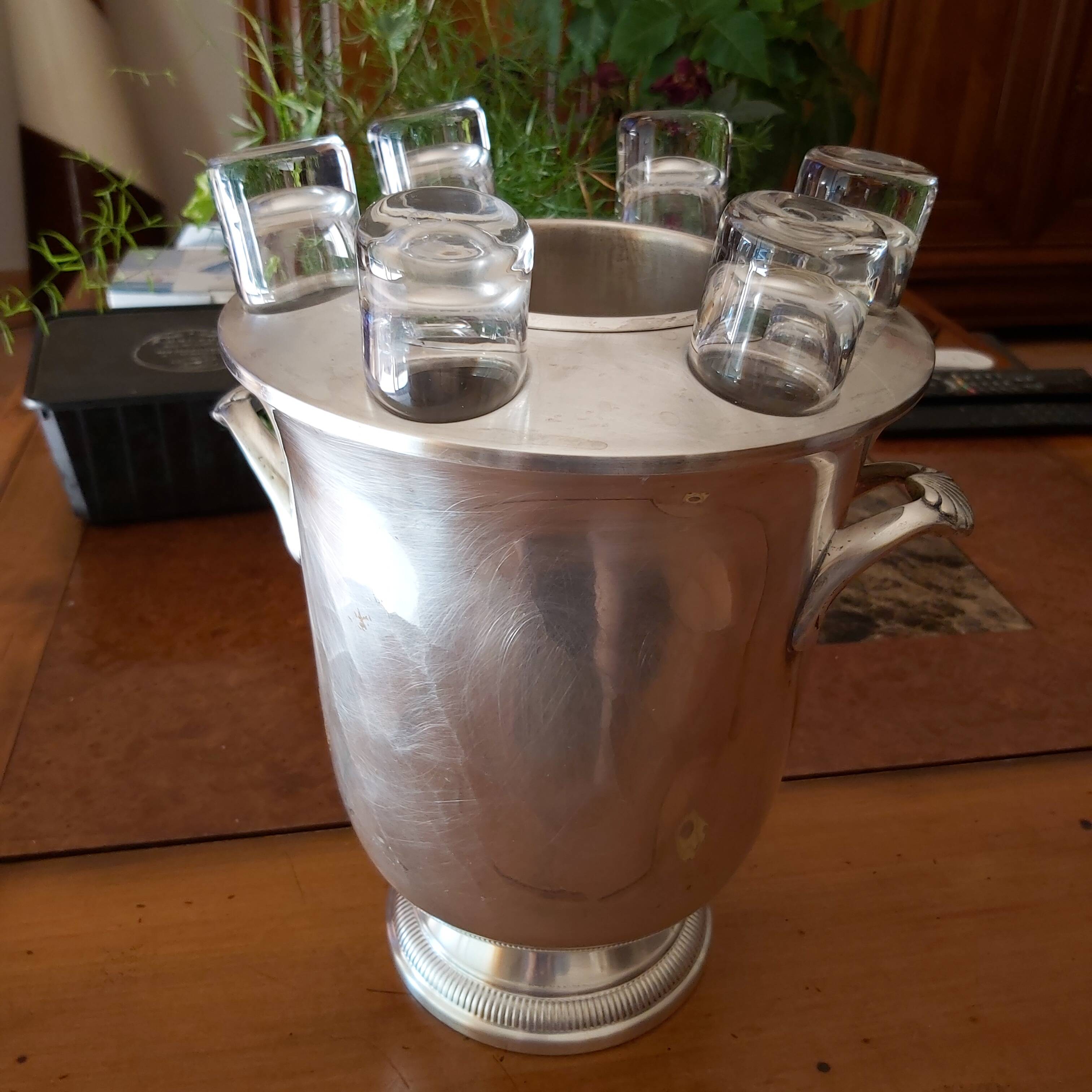 Rafraichisseur de Vodka en métal argenté avec 6 verres en verre soufflé cristal