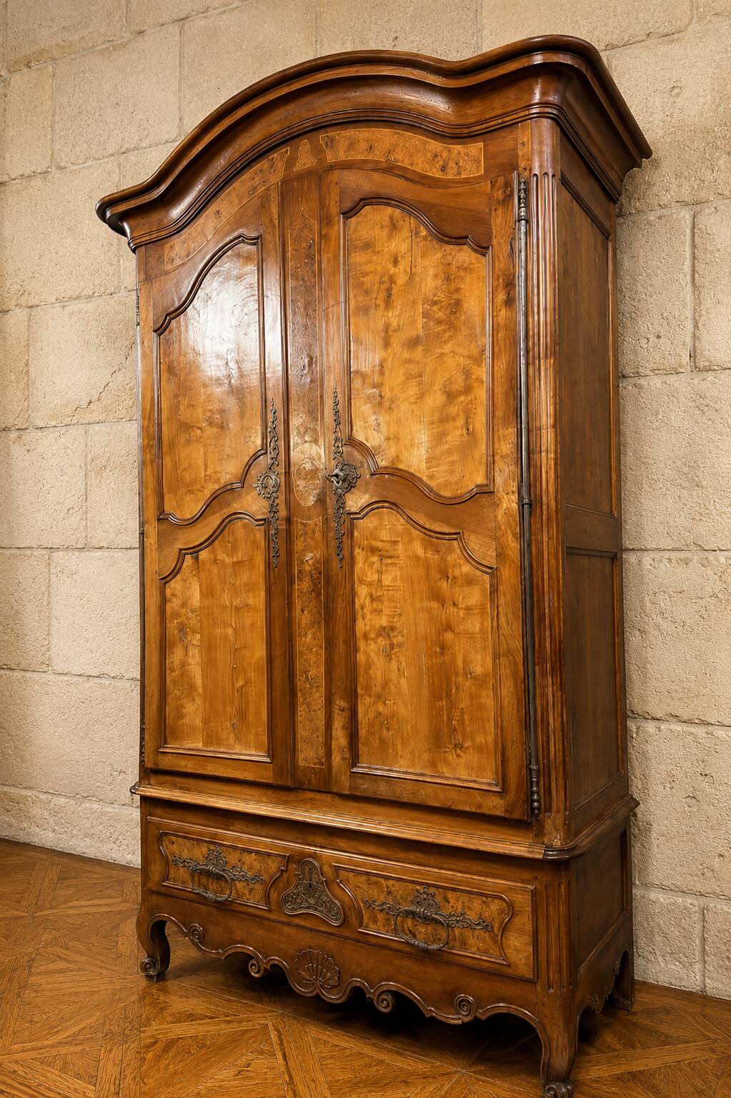 Important wedding armoire from the Louis XV period in marquetry and burl.