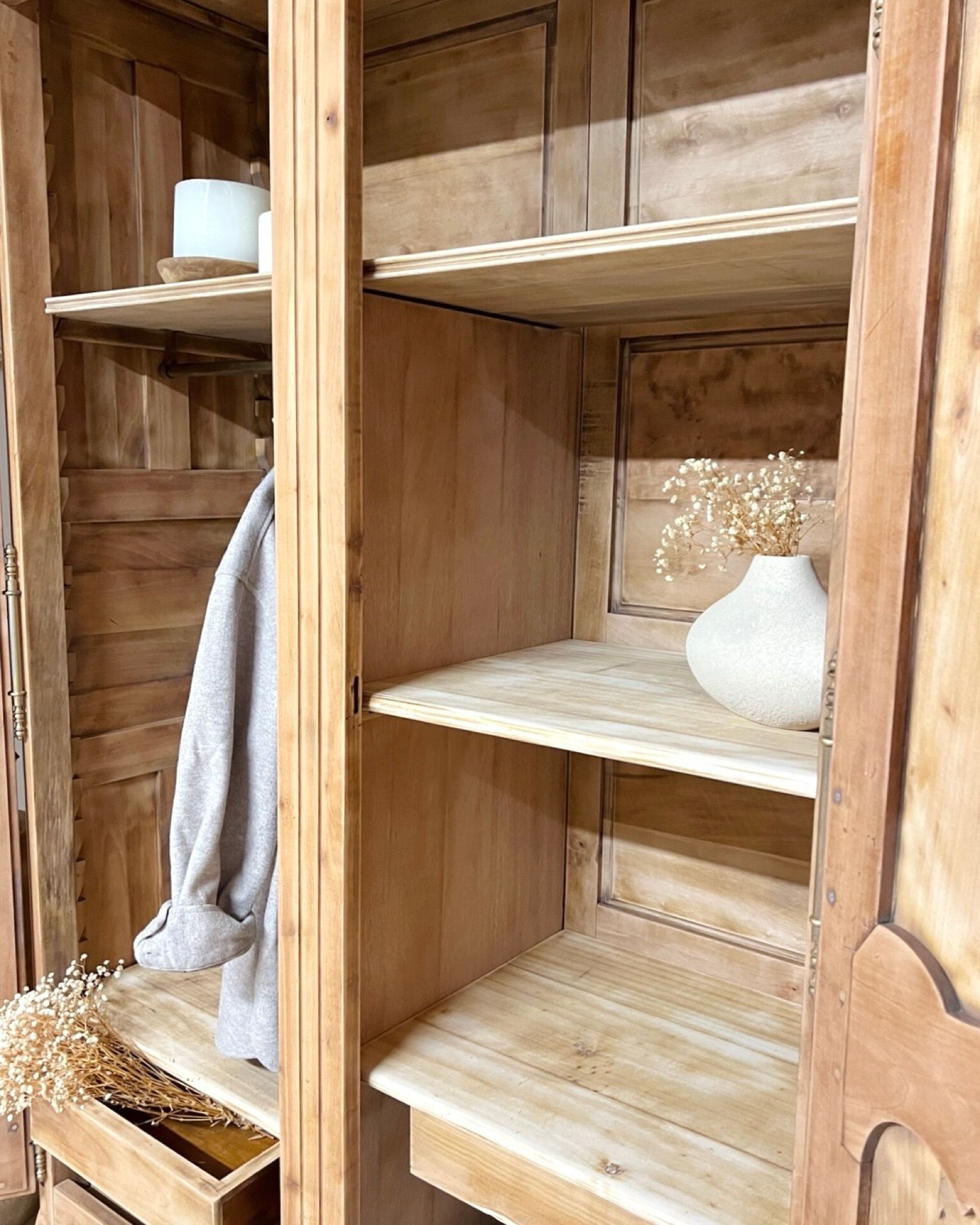 Armoire en merisier massif