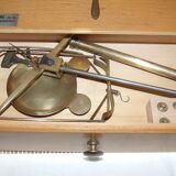 Balance of jeweller accuracy in box with weight trebuchet