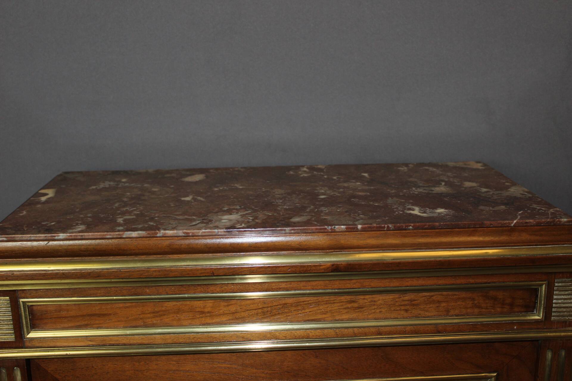 Vitrine de style Louis XVI en noyer XIX