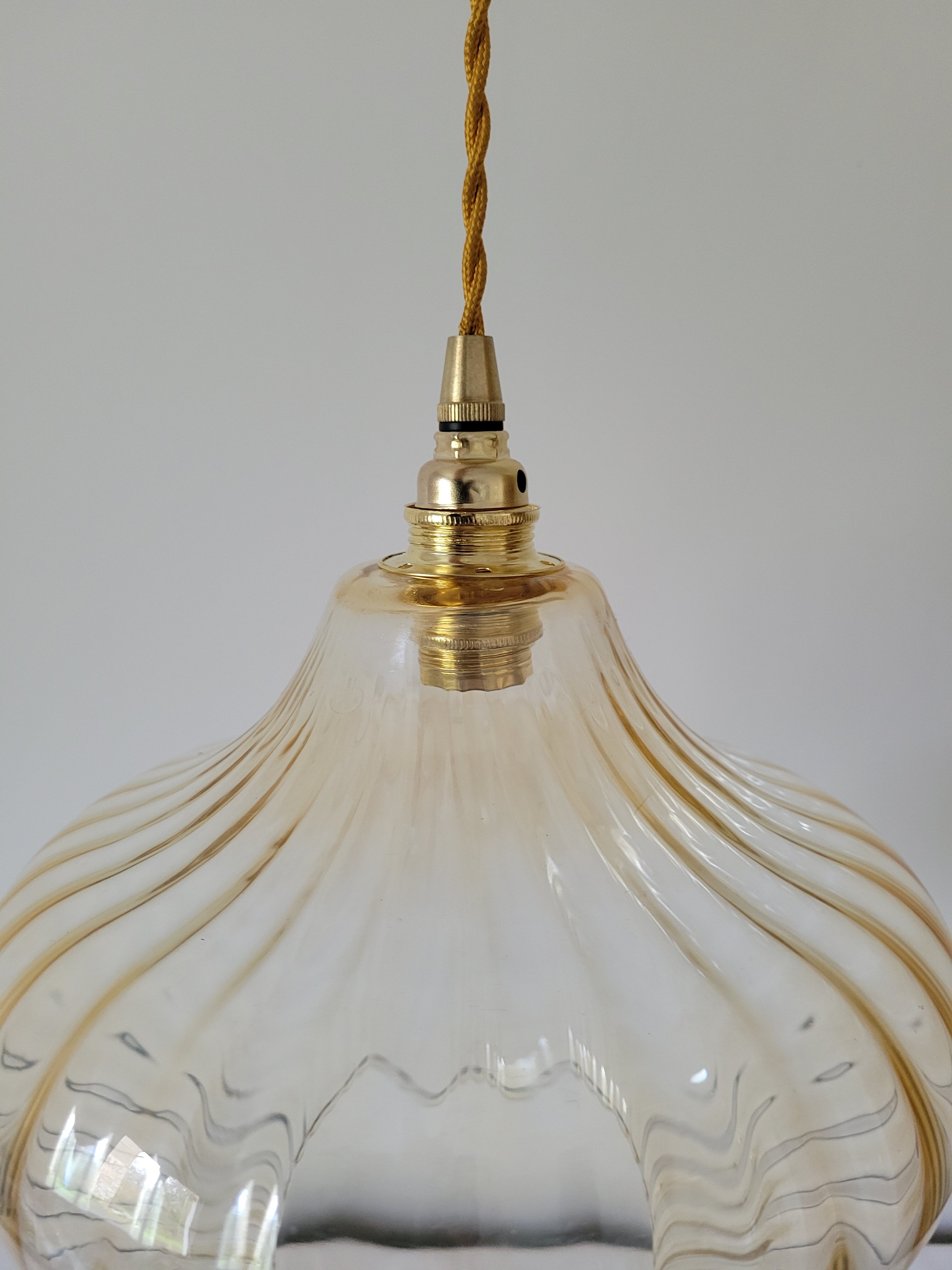 Suspension en verre strié ambré