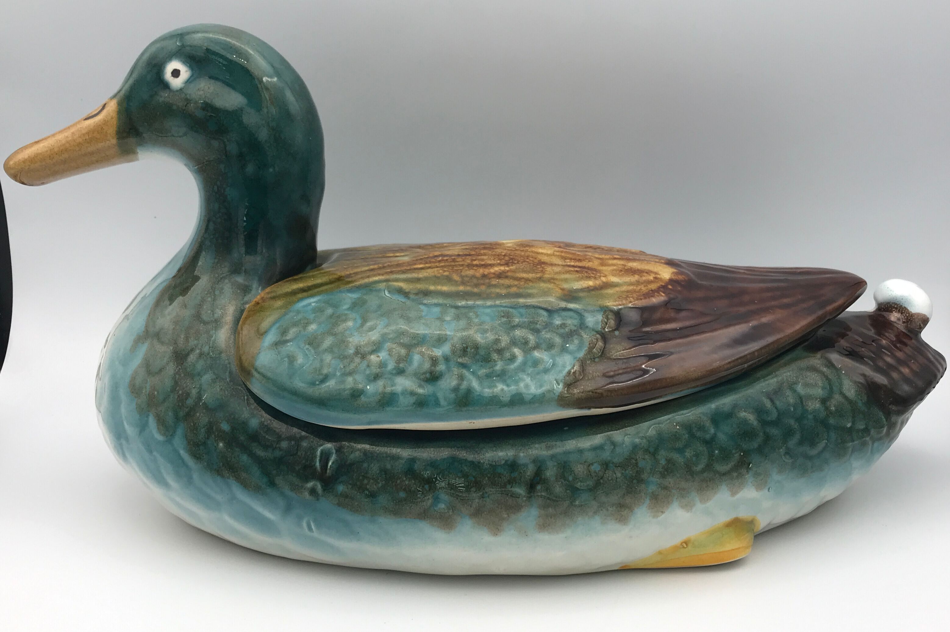 Soupière centrale, plat et couvercle en céramique émaillée polychrome, forme canard