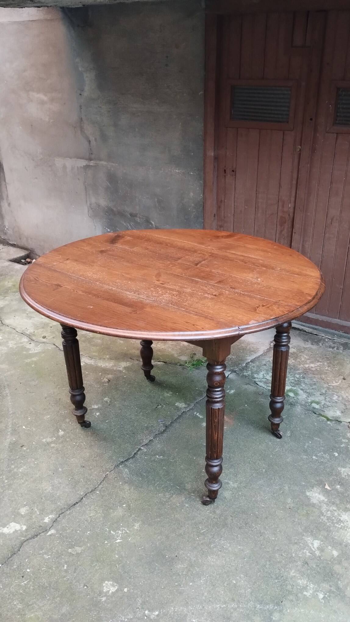 Louis Philippe Round Table