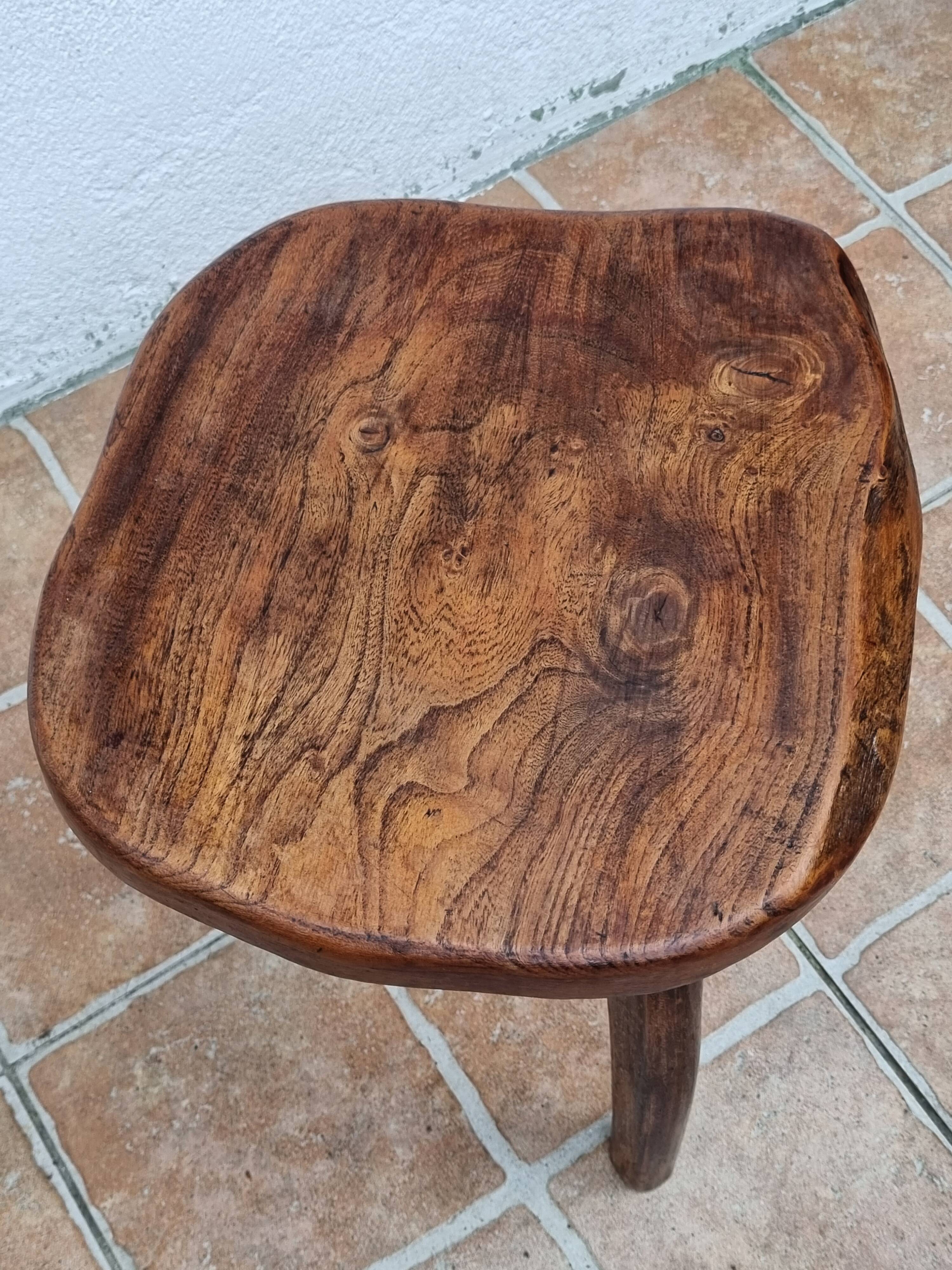 Low tripod stool in solid wood, design by Henri Bataille, 35 cm