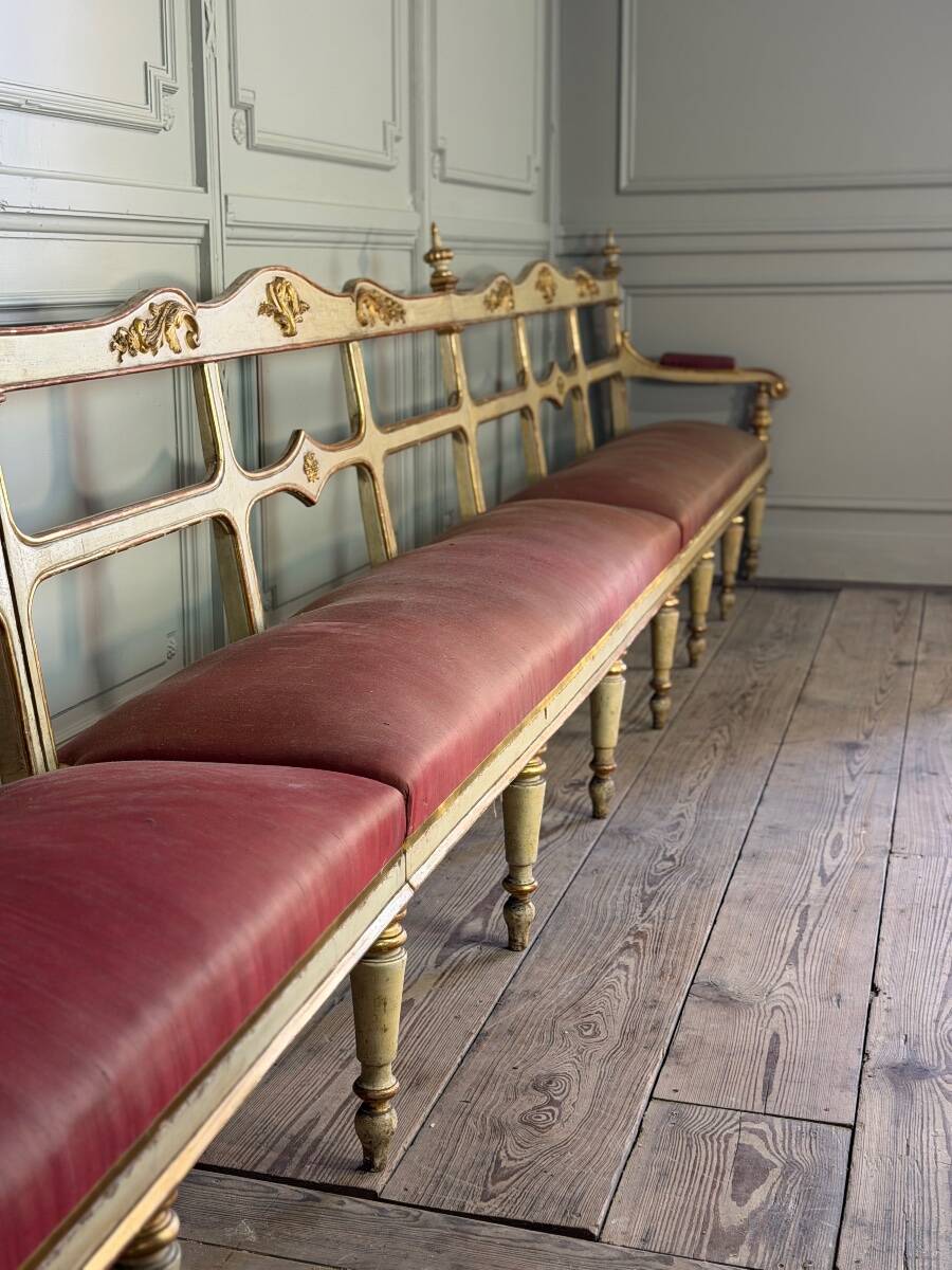 Carved wooden bench, gilded and painted, Italy around 1880, 510cm long.
