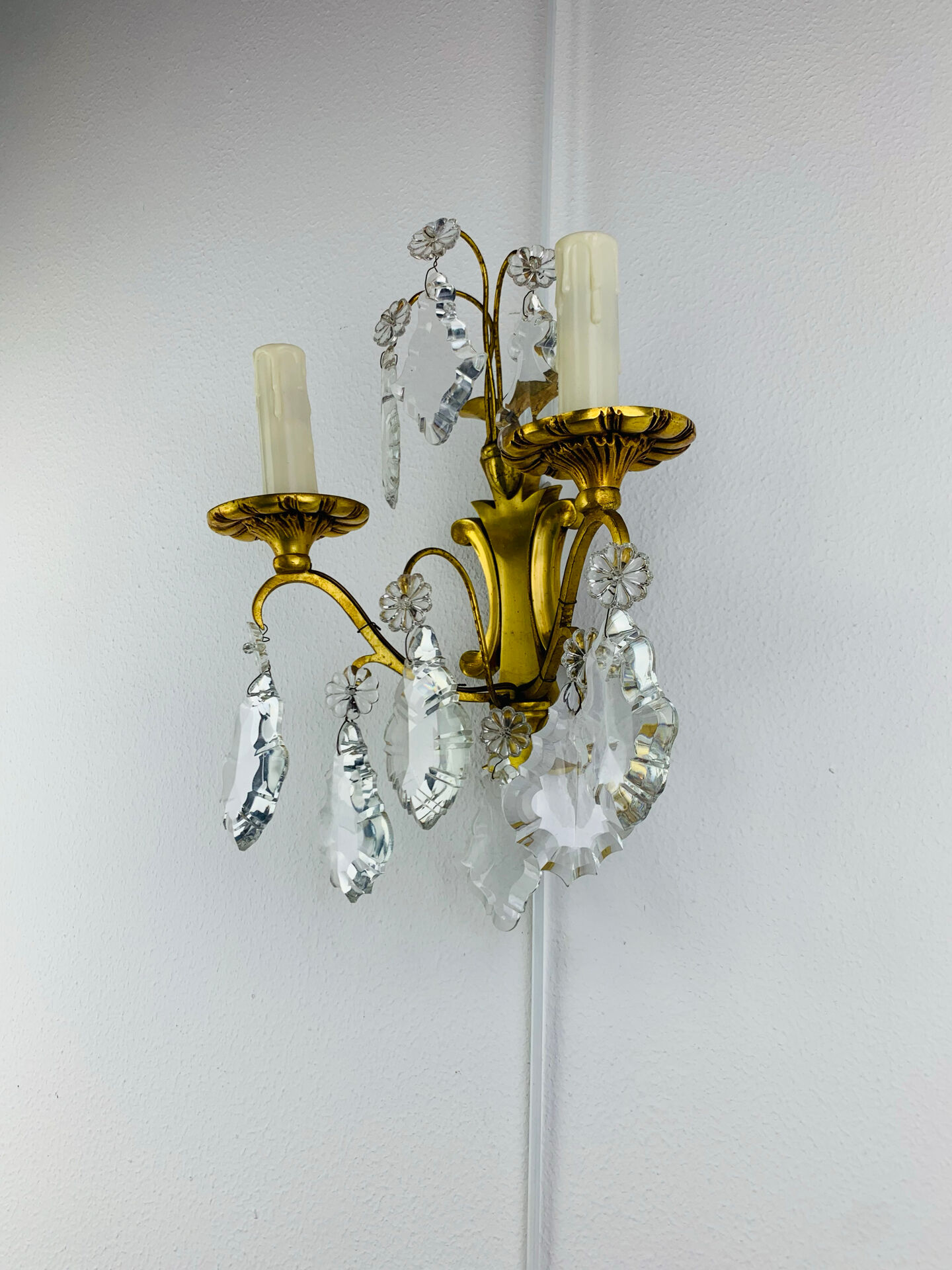 Bronze wall light with rococo style Louis XV pendants.